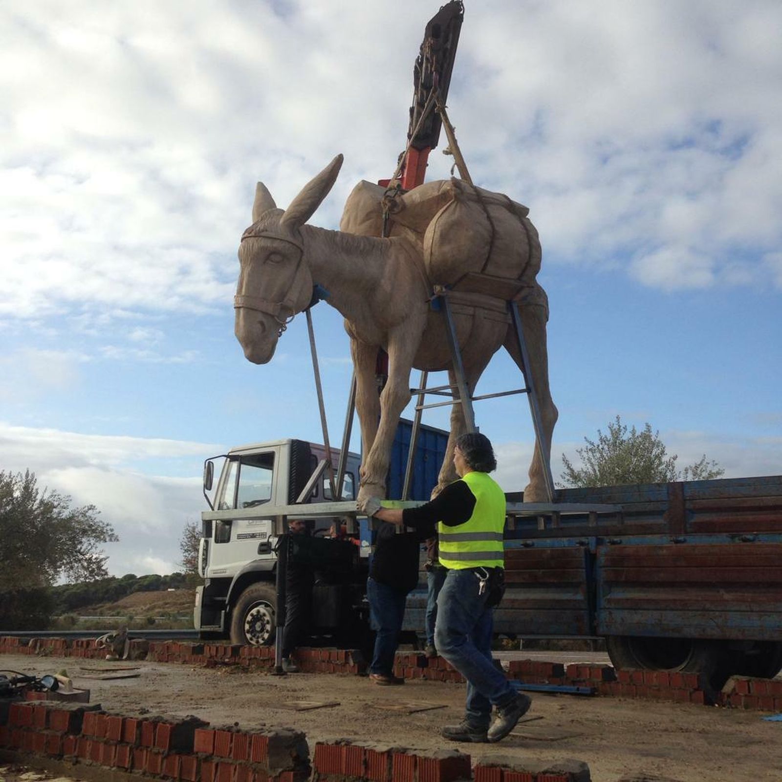 La colocación del conjunto escultórico en la rotonda de Las Pajanosas.