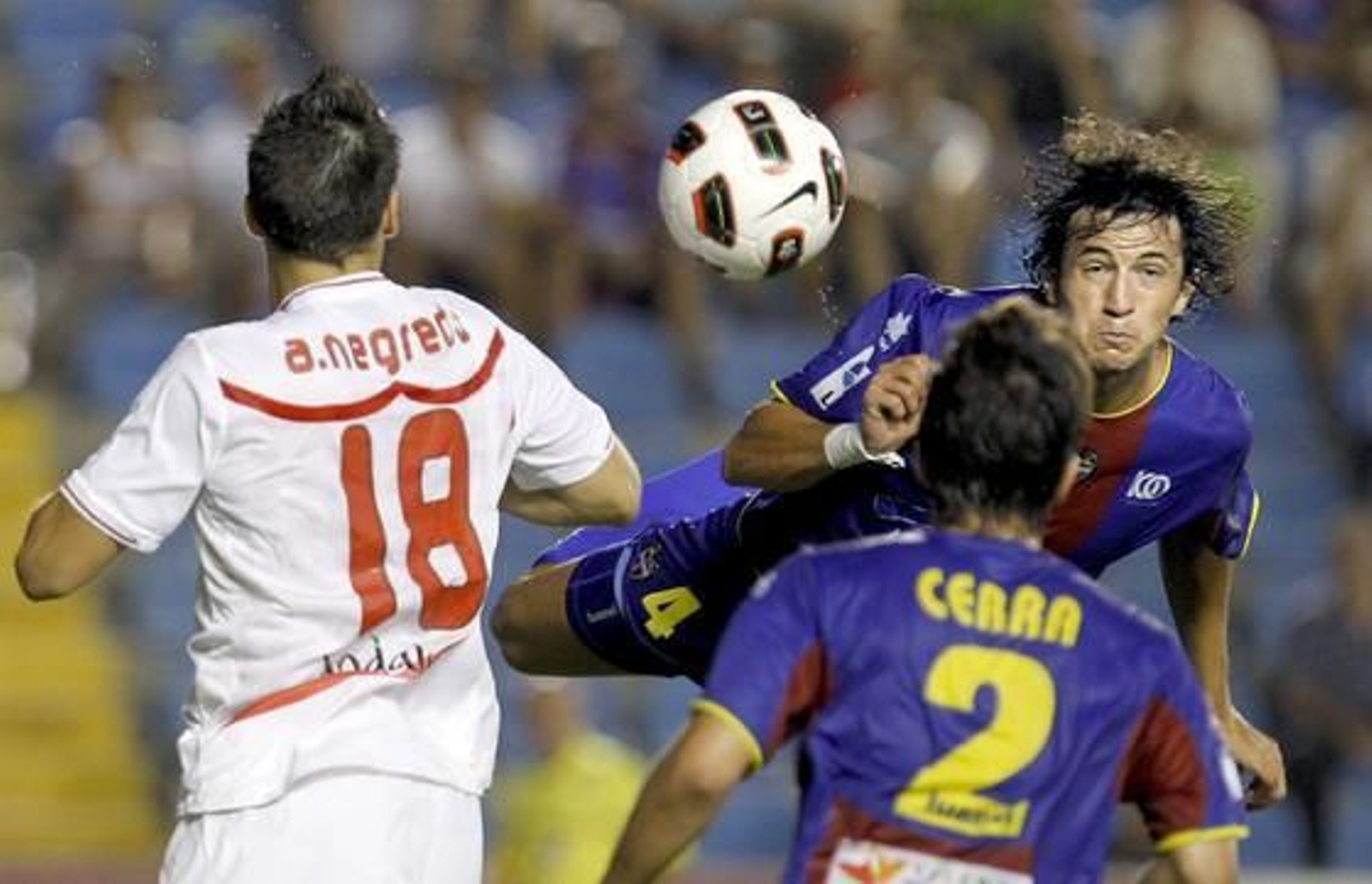La defensa levantina despeja un centro.

Foto: AFP / Reuters / EFE