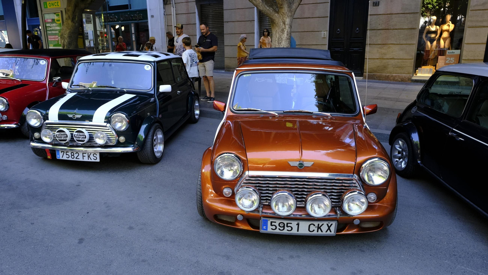 La exposición de Seat 600 y Mini Cooper en la Feria de Almería, en imágenes