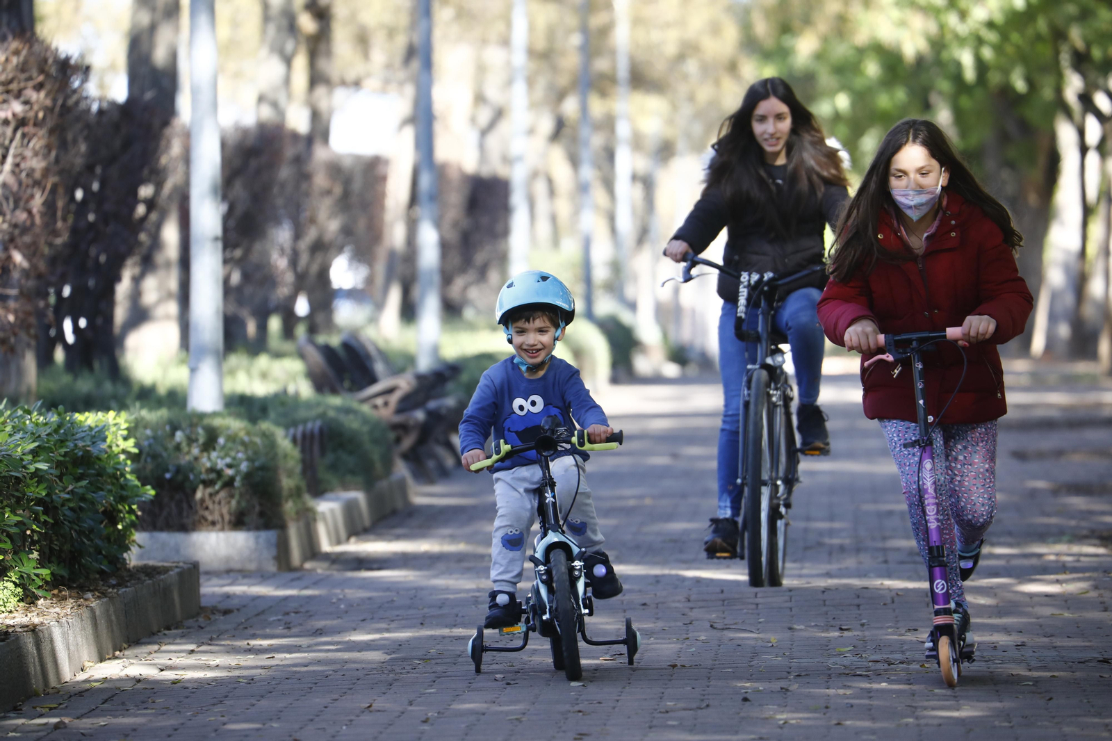 Los niños estrenan sus Regalos de Reyes por las calles de Córdoba, en fotografías