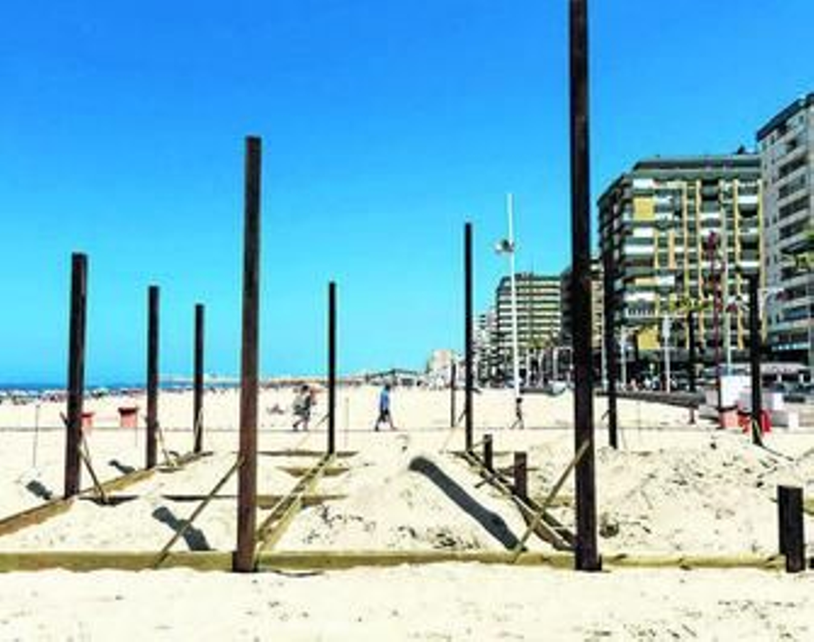 Estructura de uno de los chiringuitos emplazados en la playa Victoria.