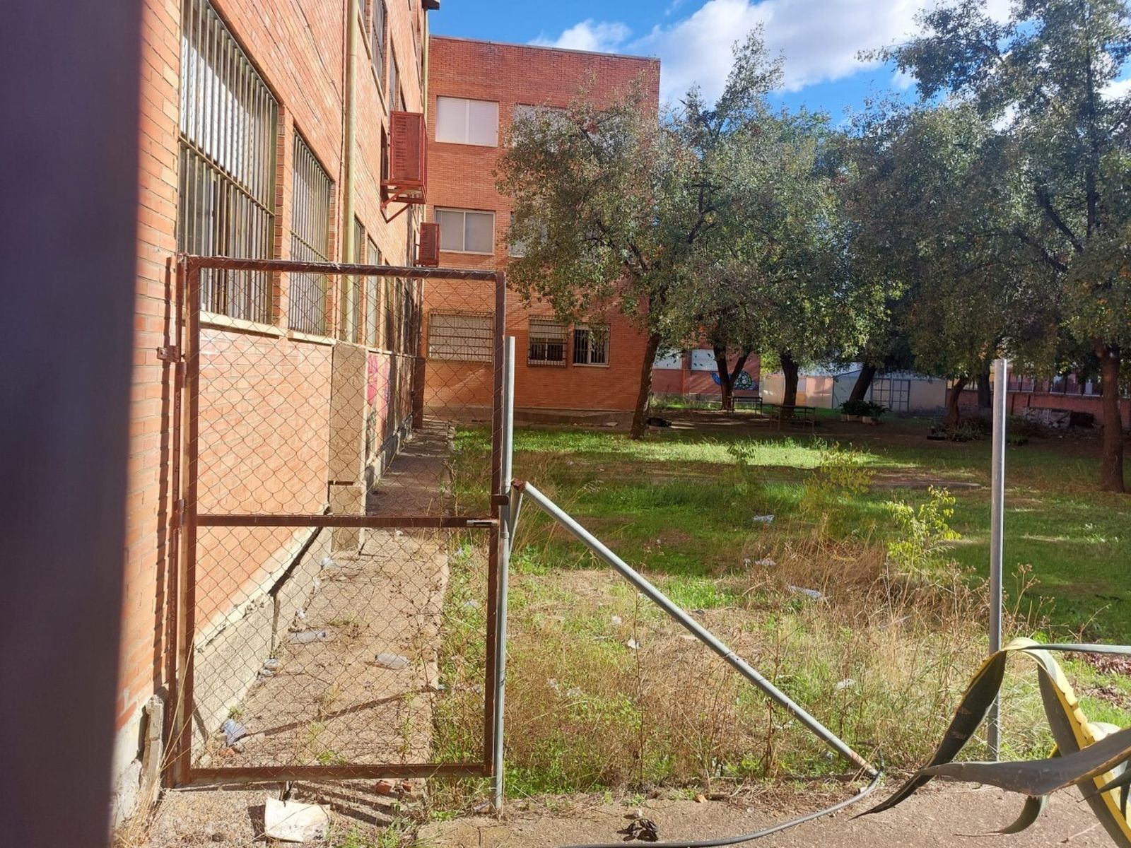 La valla rota del IES Tartessos.