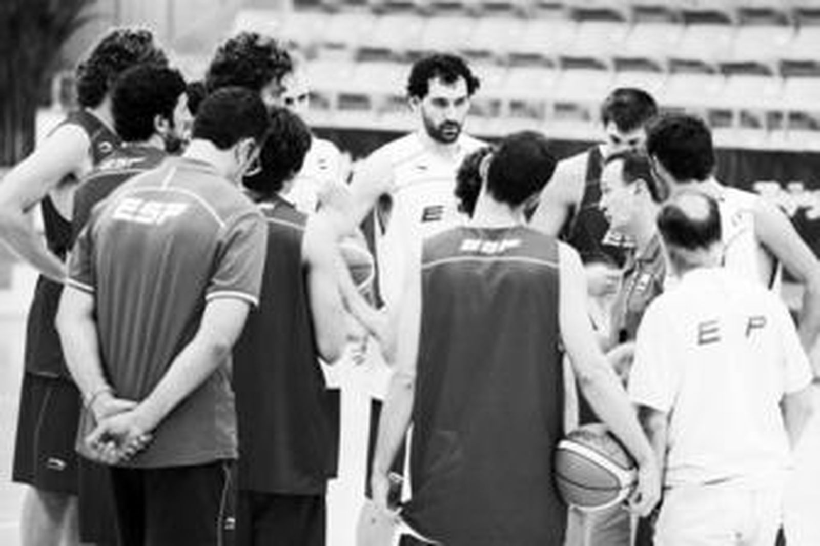 Aíto García Reneses, técnico de la selección española, conversa con los jugadores durante el entrenamiento de ayer.