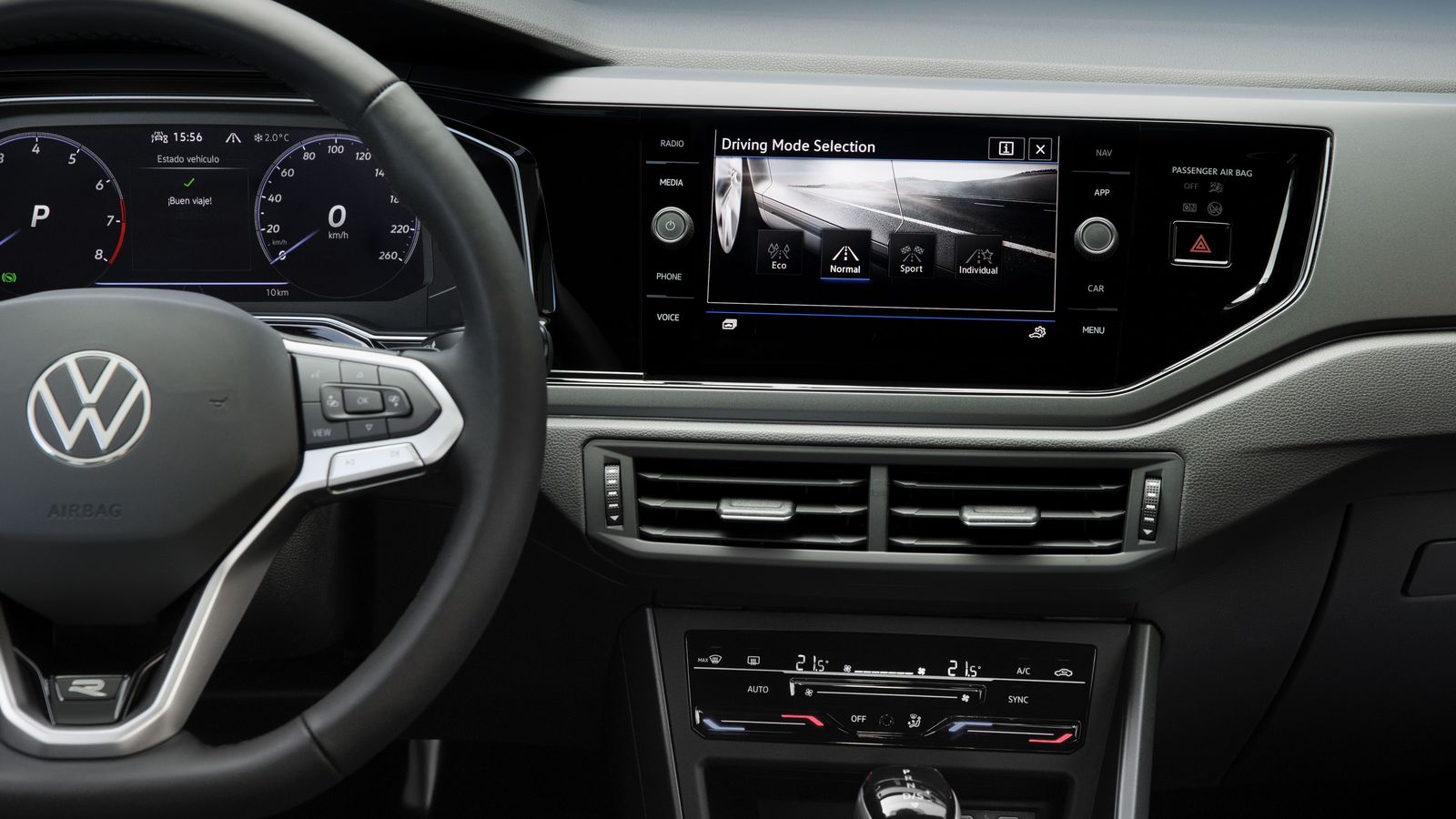 El climatizador tiene mandos digitales, en lugar de pulsadores, como en los últimos modelos del grupo. Es posible seleccionar entre tres modos de conducción, así como determinar la respuesta del motor, control de velocidad, etc. en uno personalizable.