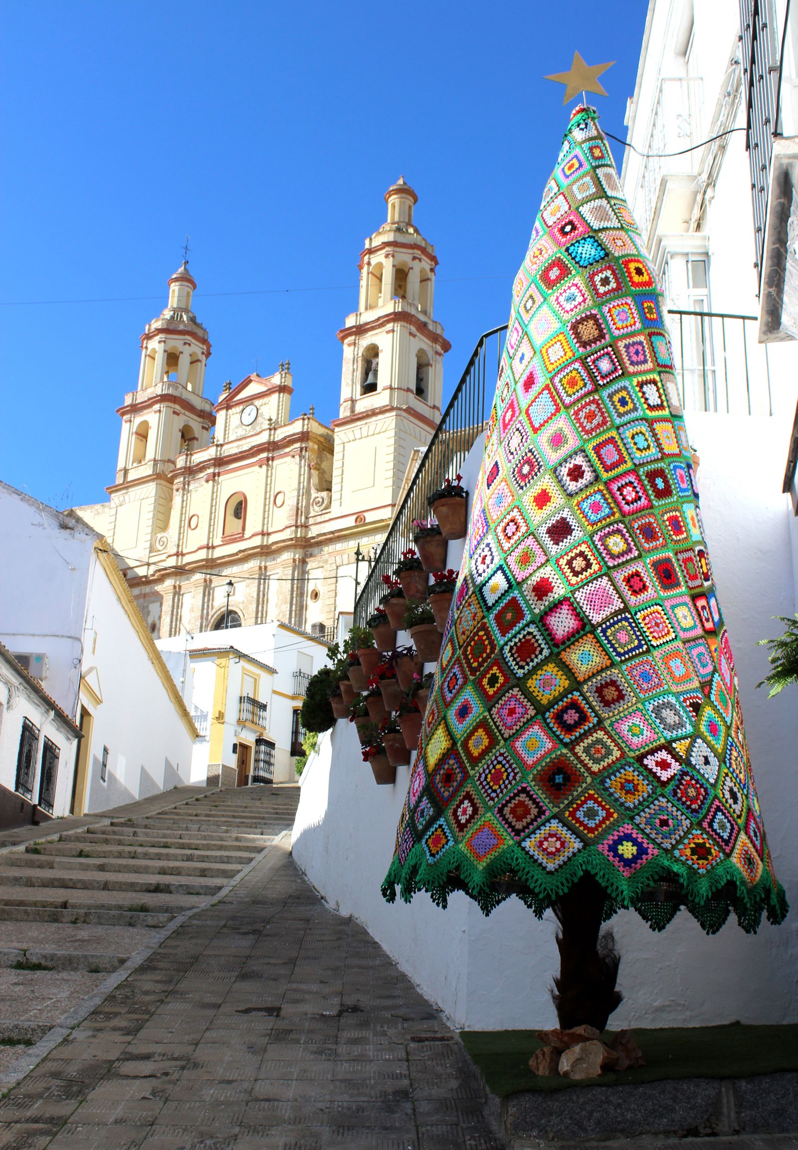 Un árbol de Navidad gigante realizado por los vecinos más mayores del pueblo.