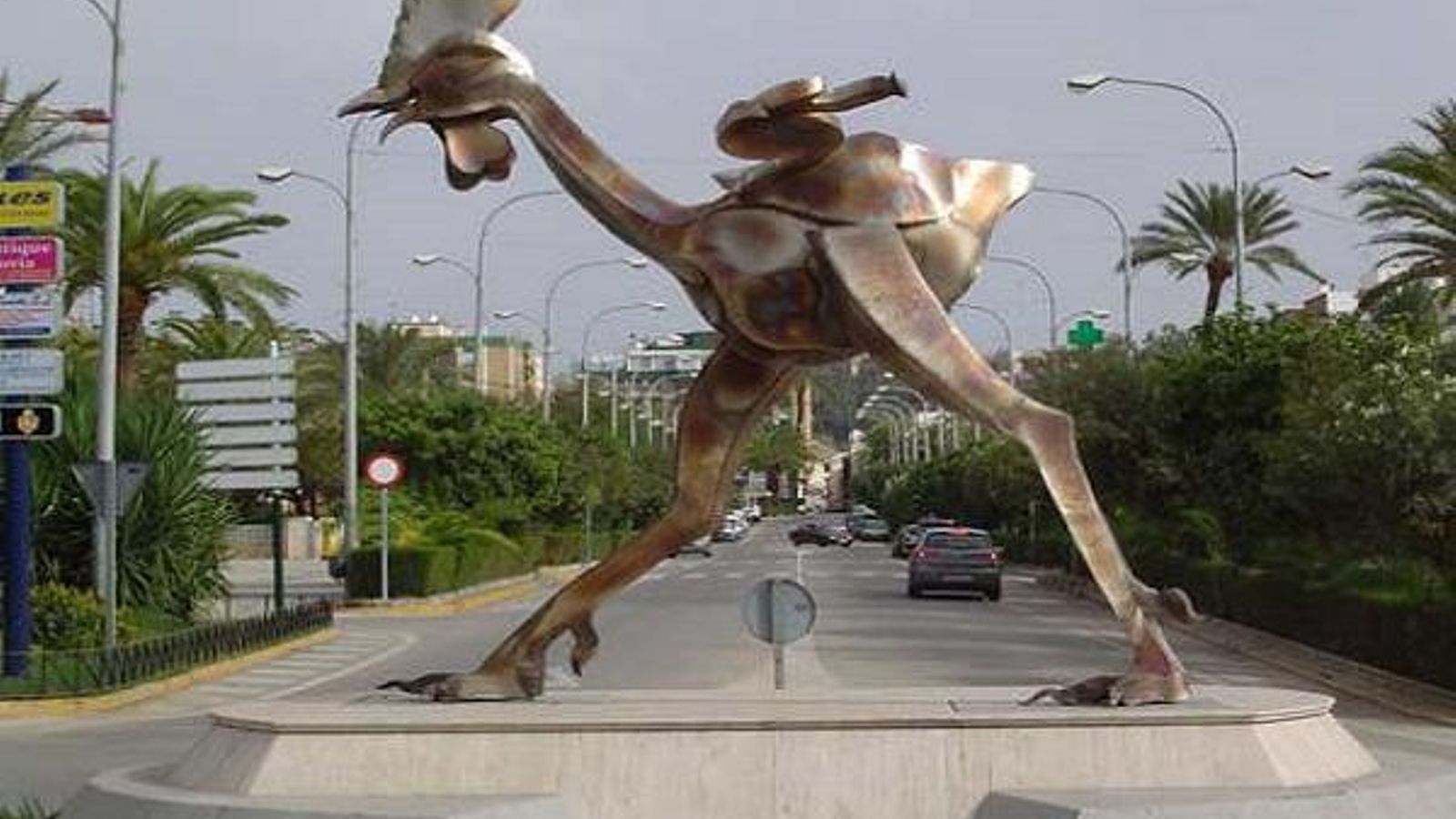 Rotonda de entrada a la localidad con el Gallo de Morón.