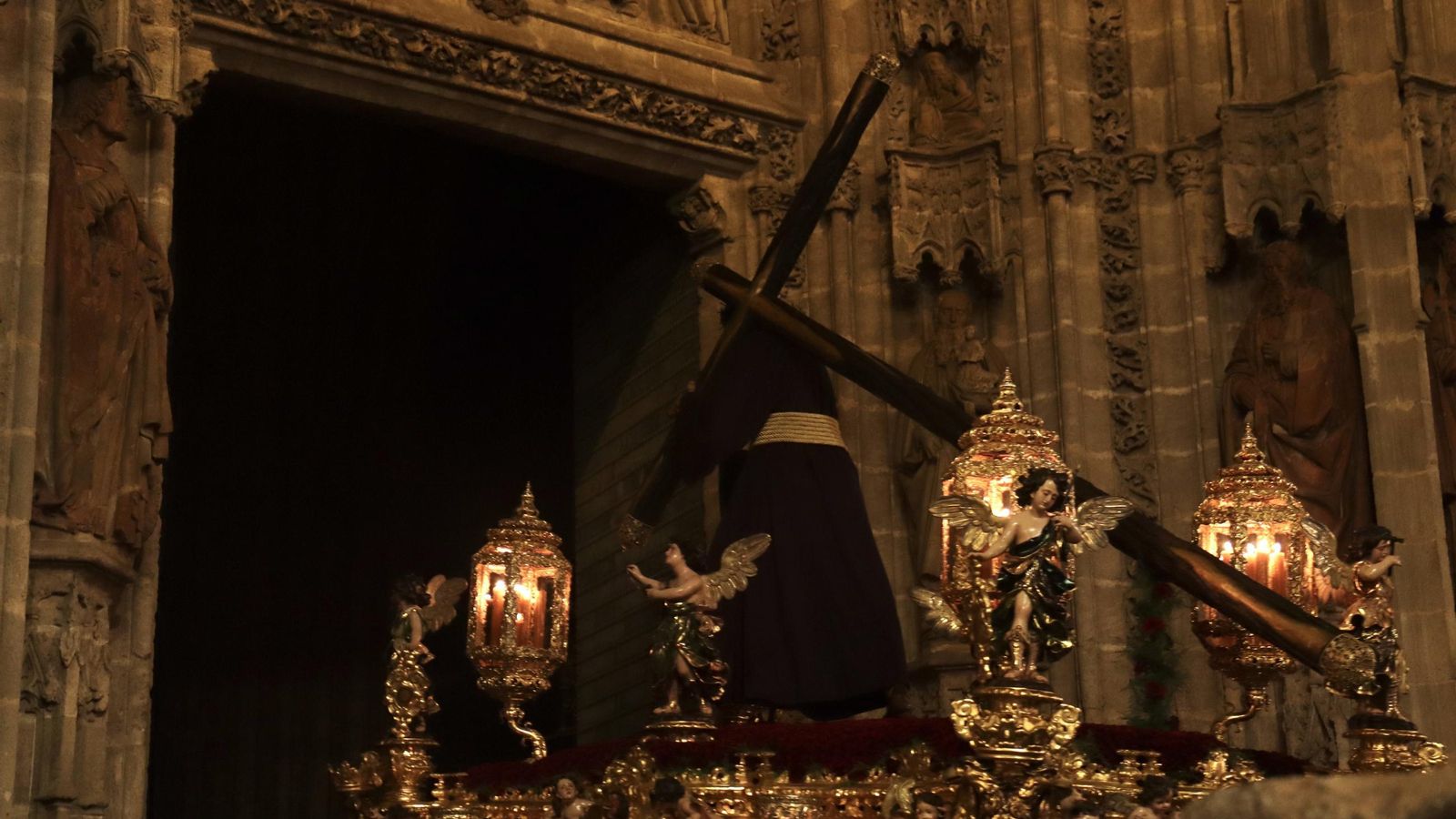 La Madrugá por la Carrera Oficial en la Semana Santa de Sevilla 2025