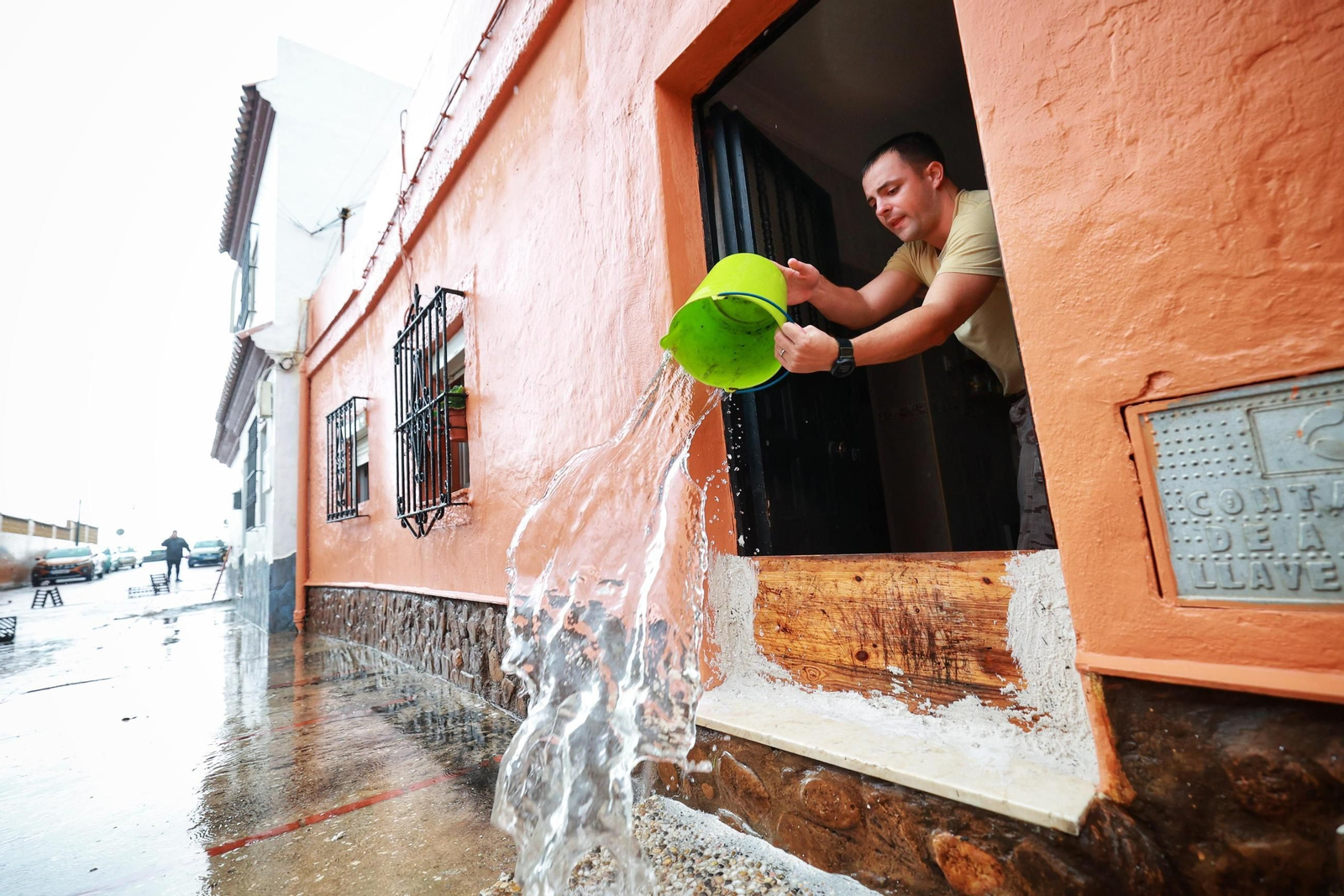 Imágenes de calles inundadas y vecinos achicando agua en San Fernando