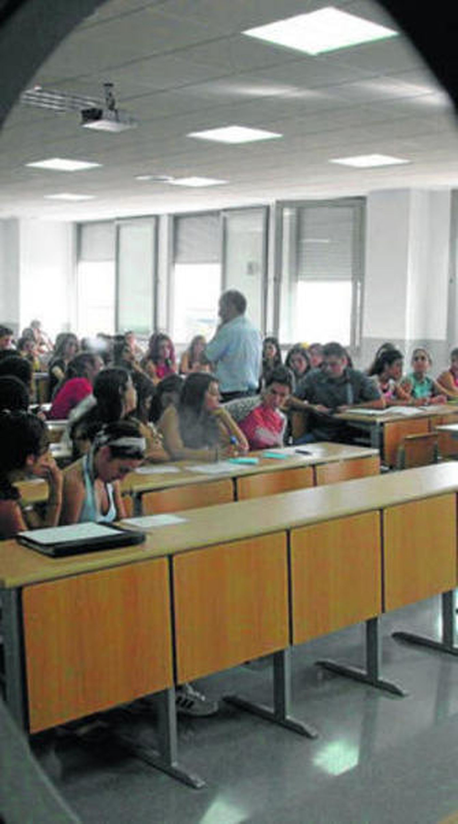 Un docente imparte clases en un aula de la Hispalense.