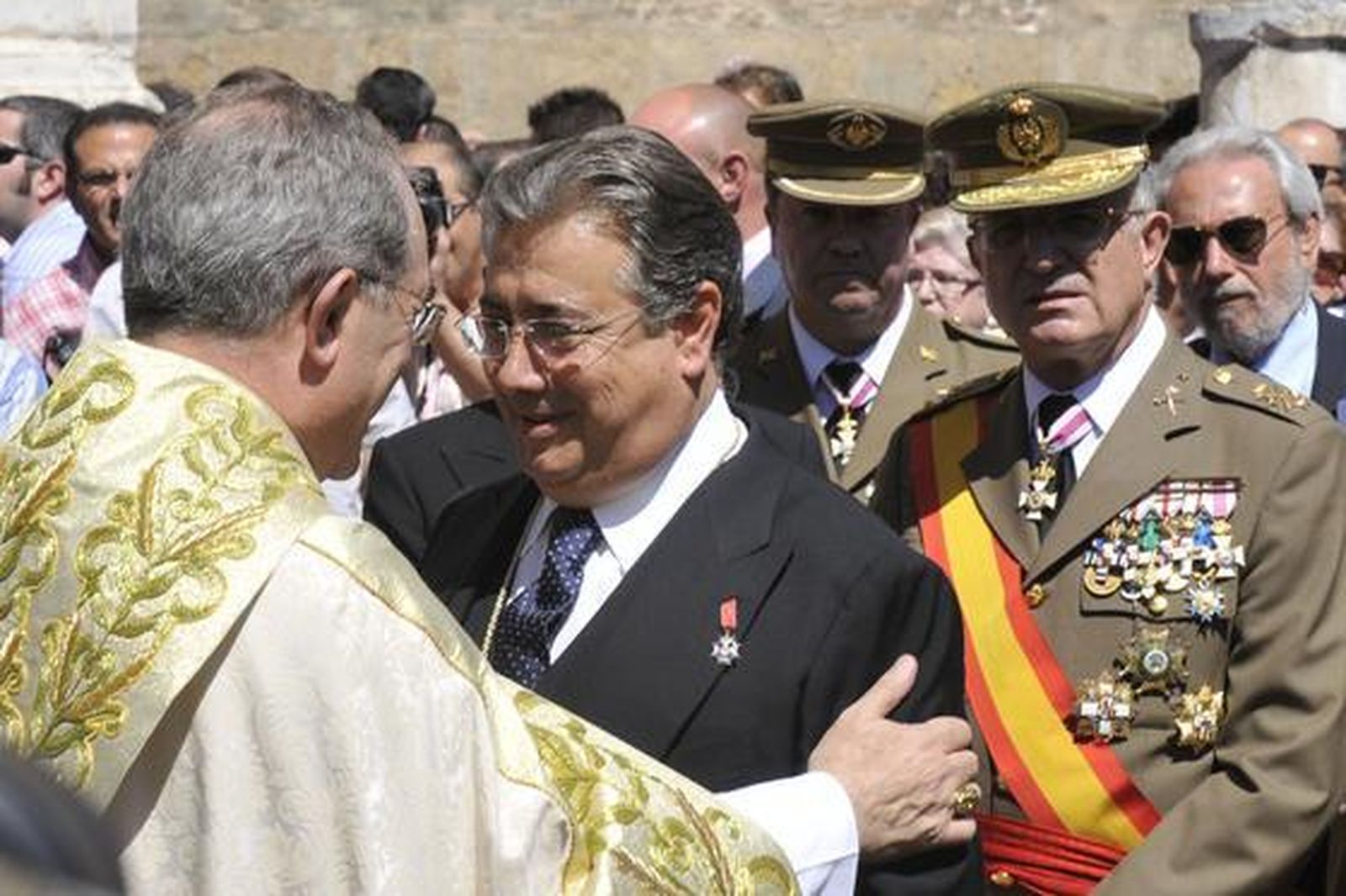 Zoido charla con el arzobispo Asenjo.

Foto: Juan Carlos Vazquez