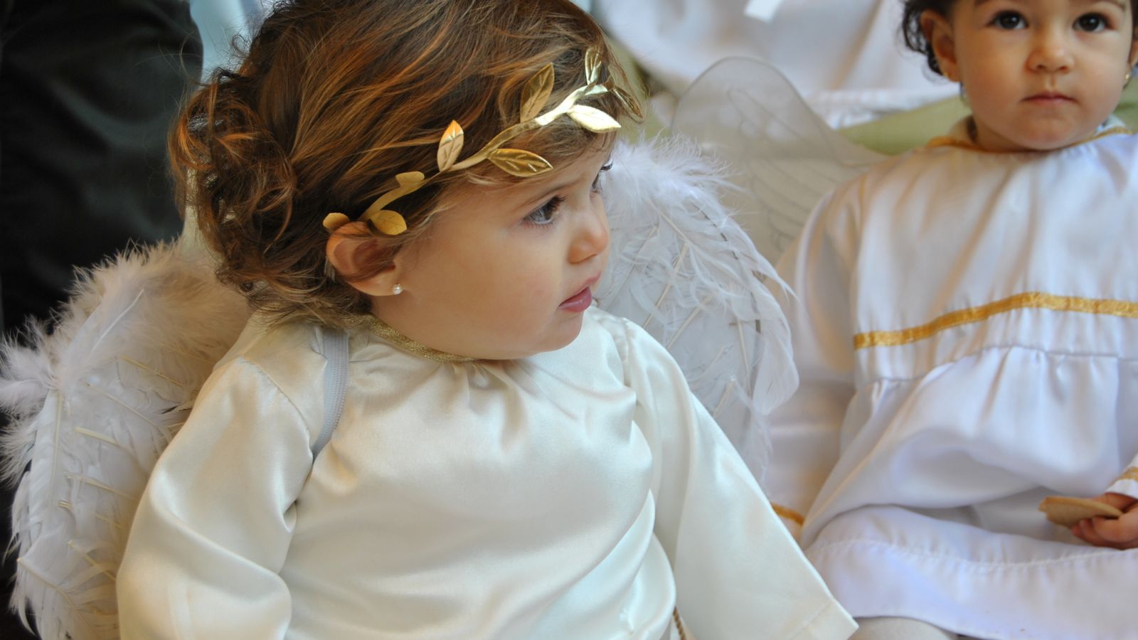 Dos angelitos que participaron en el Belén