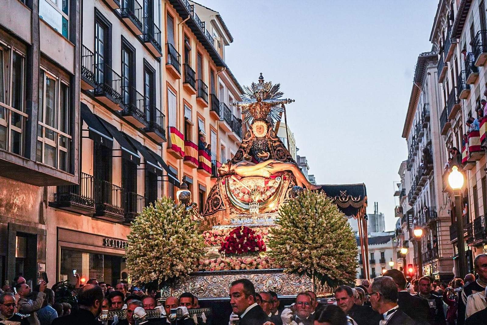 La procesión de la Virgen de las Angustias por Granada, en imágenes