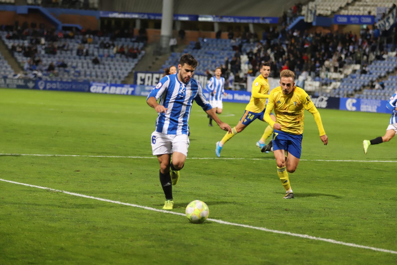 Cera avanza con el balón durante el encuentro en el Nuevo Colombino ante el Cädiz B.