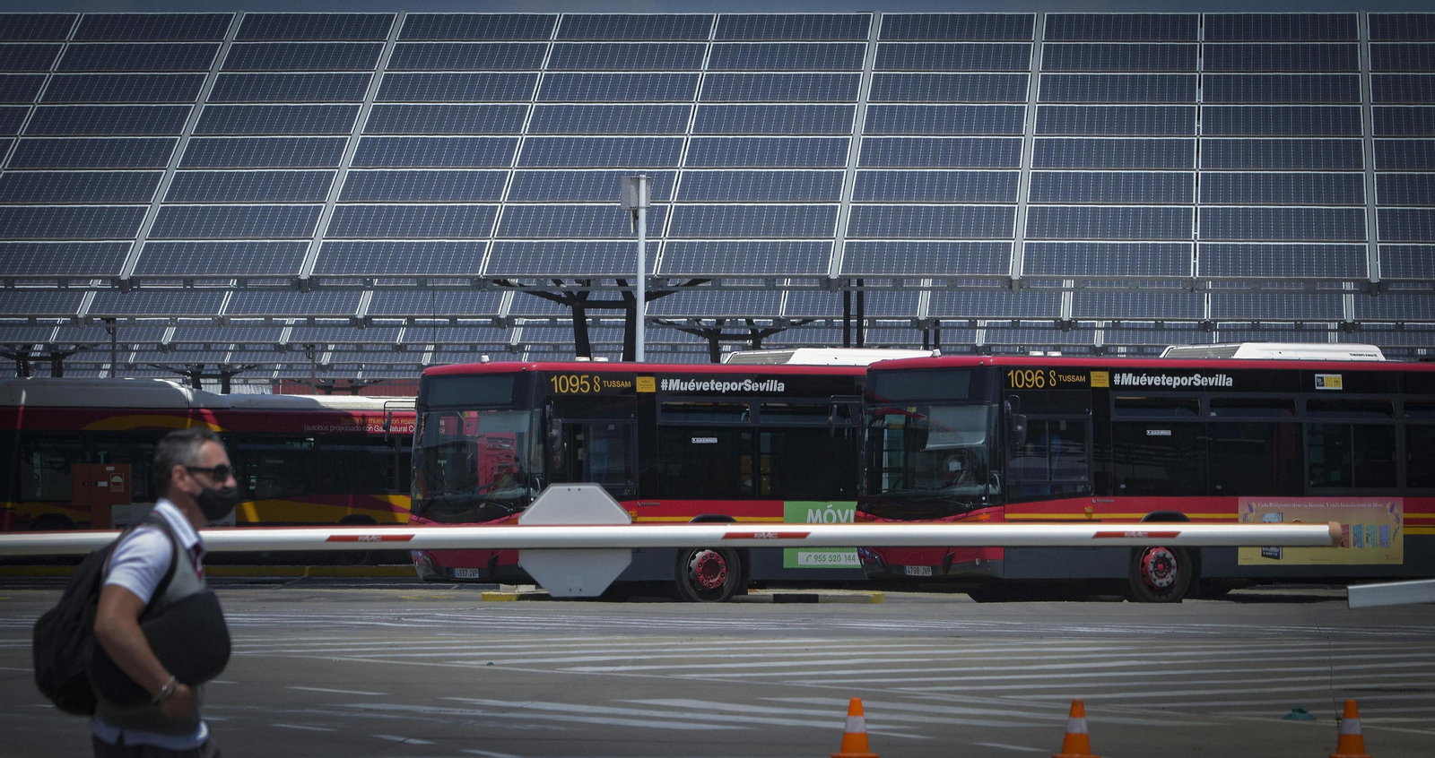 Un autobús de Tussam bajo la planta fotovoltáica que la compañía tienen en su sede
