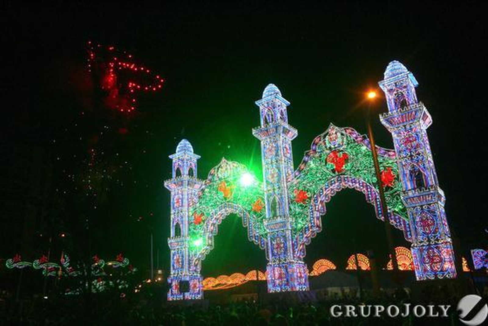 Los algecireños disfrutan de su último día de feria y se reúnen en el Real para contemplar el montaje pirotécnico con el que acaba la fiesta./J.M. Quiñones

Foto: J.M. Quinones