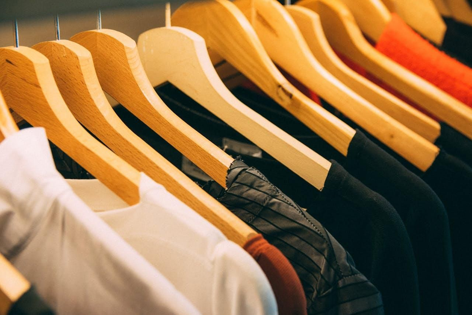 Comprando ropa de segunda mano reduces el impacto medioambiental de la creación de prendas nuevas. Comprando ropa de segunda mano reduces el impacto medioambiental de la creación de prendas nuevas.