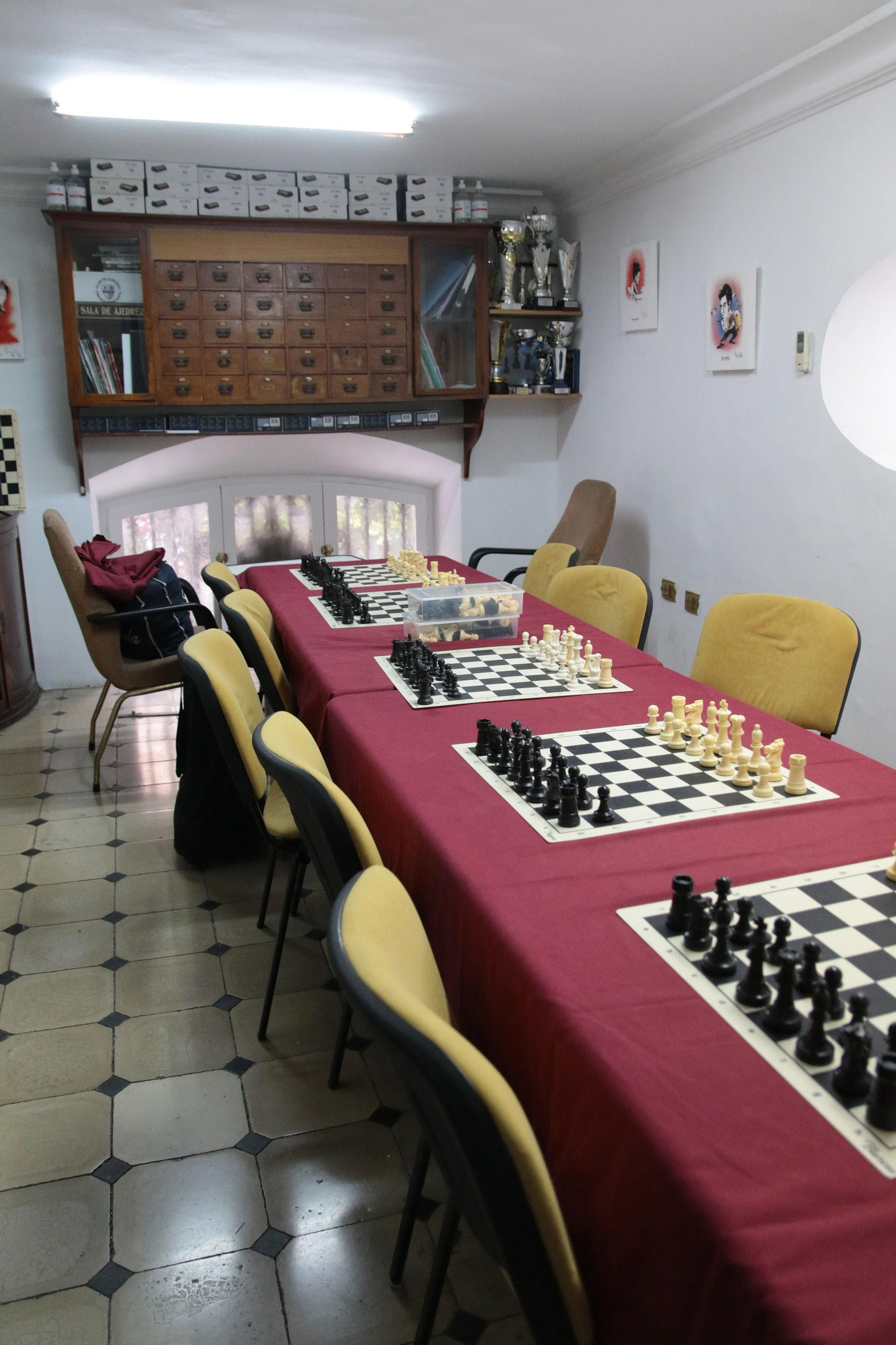 Así de espectaculares son los salones del Círculo Mercantil de Almería