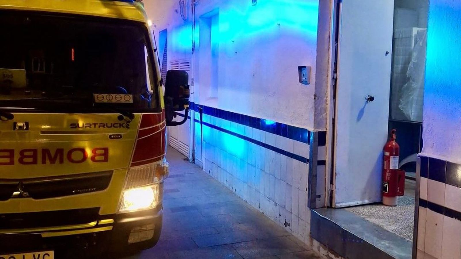 Los bomberos, en la calle Jesús de los Milagros.