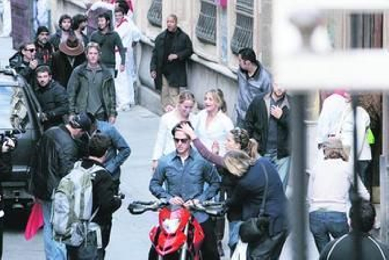 Tom Cruise y Cameron Diaz se preparan antes de rodar, ayer, en la calle Ancha de Cádiz.