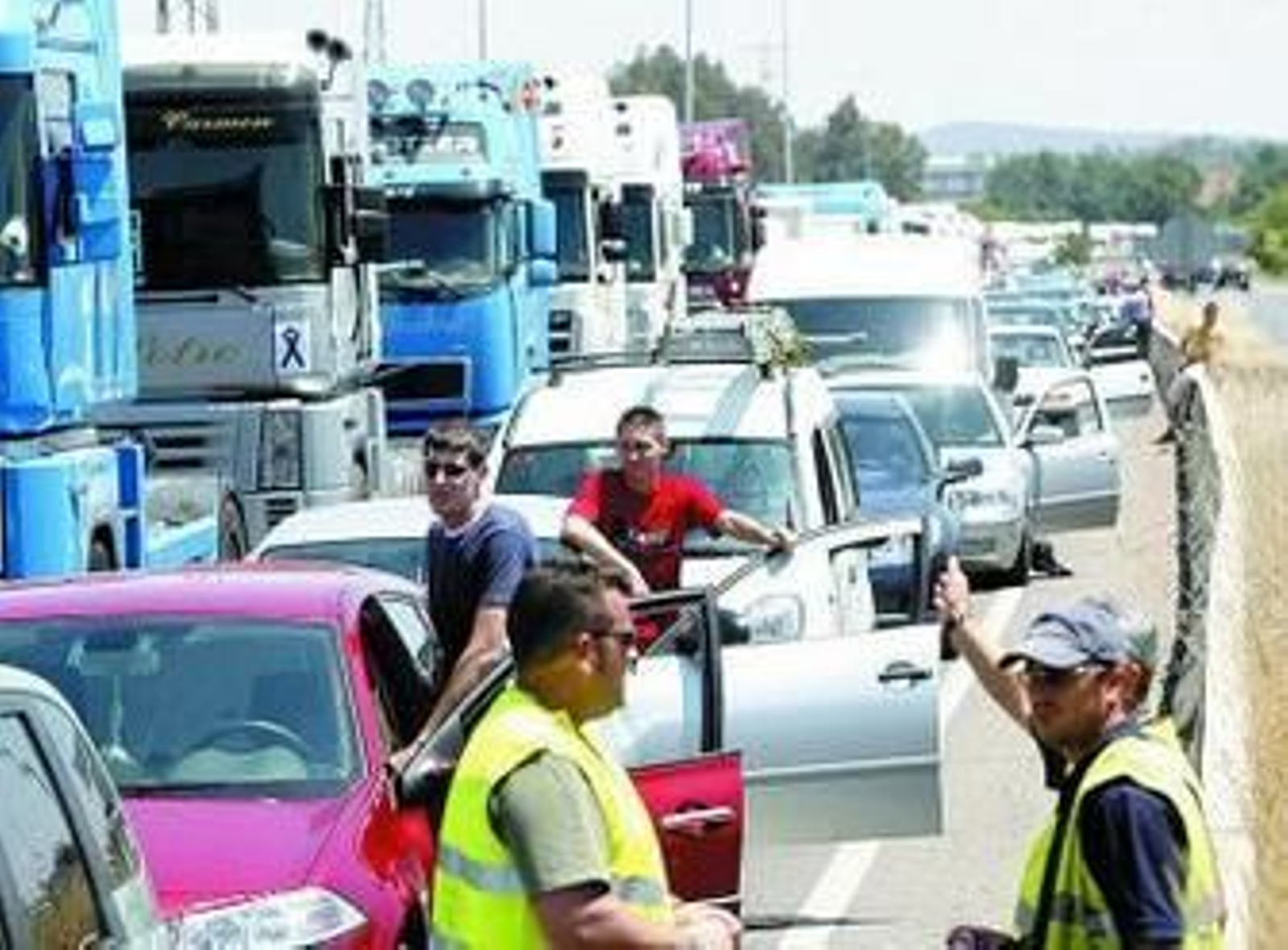 Policías nacionales frenan el avance de los camiones en la antigua N-IV.