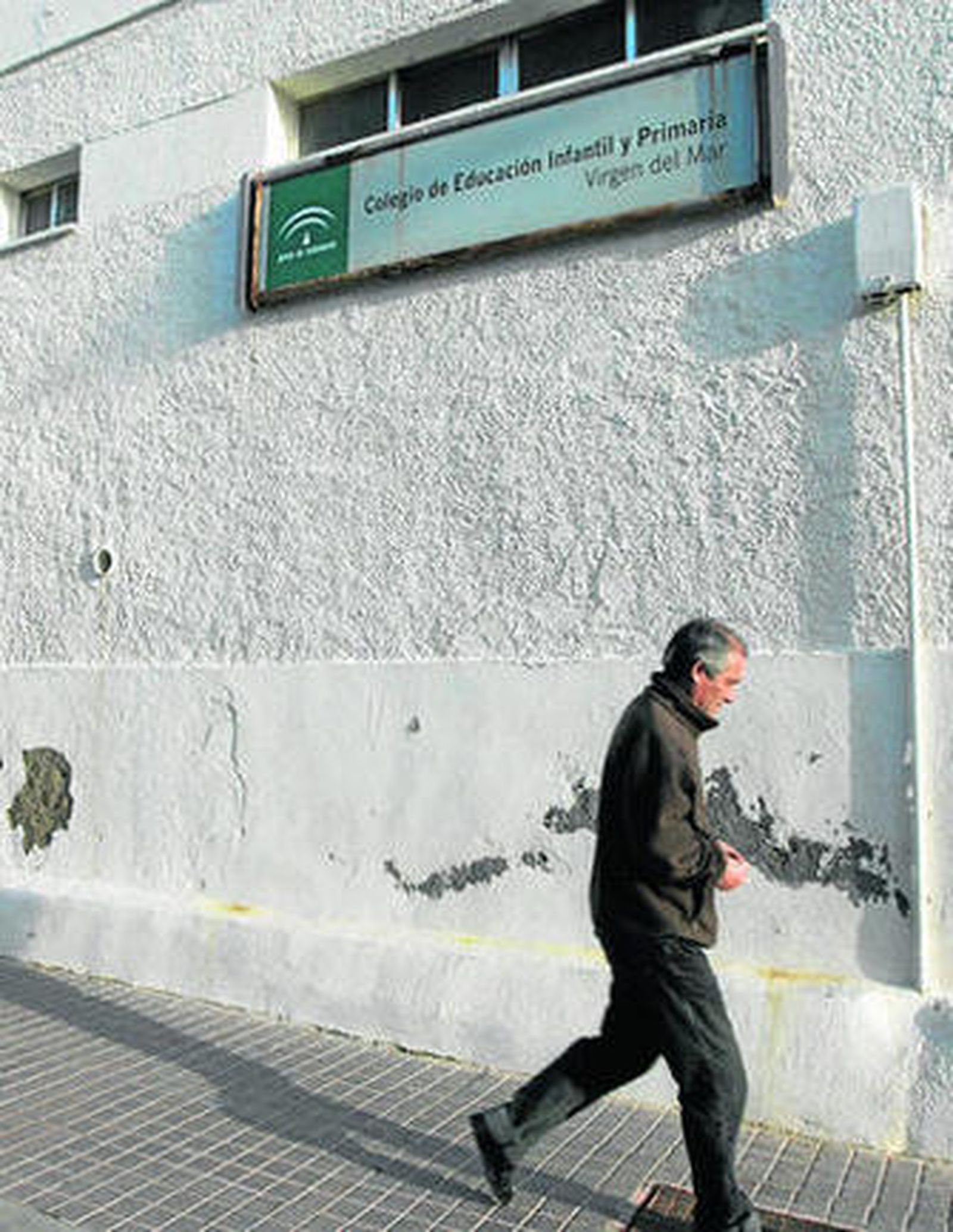 Fachada principal del colegio de Cabo de Gata.