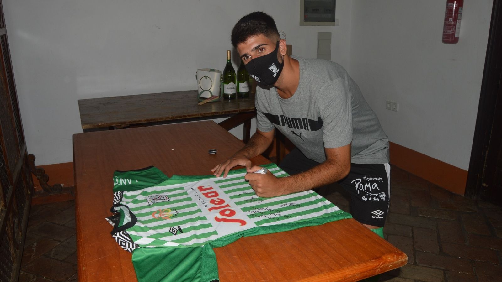 David Vidal, canterano verdiblanco, firmando la camiseta de la próxima temporada.