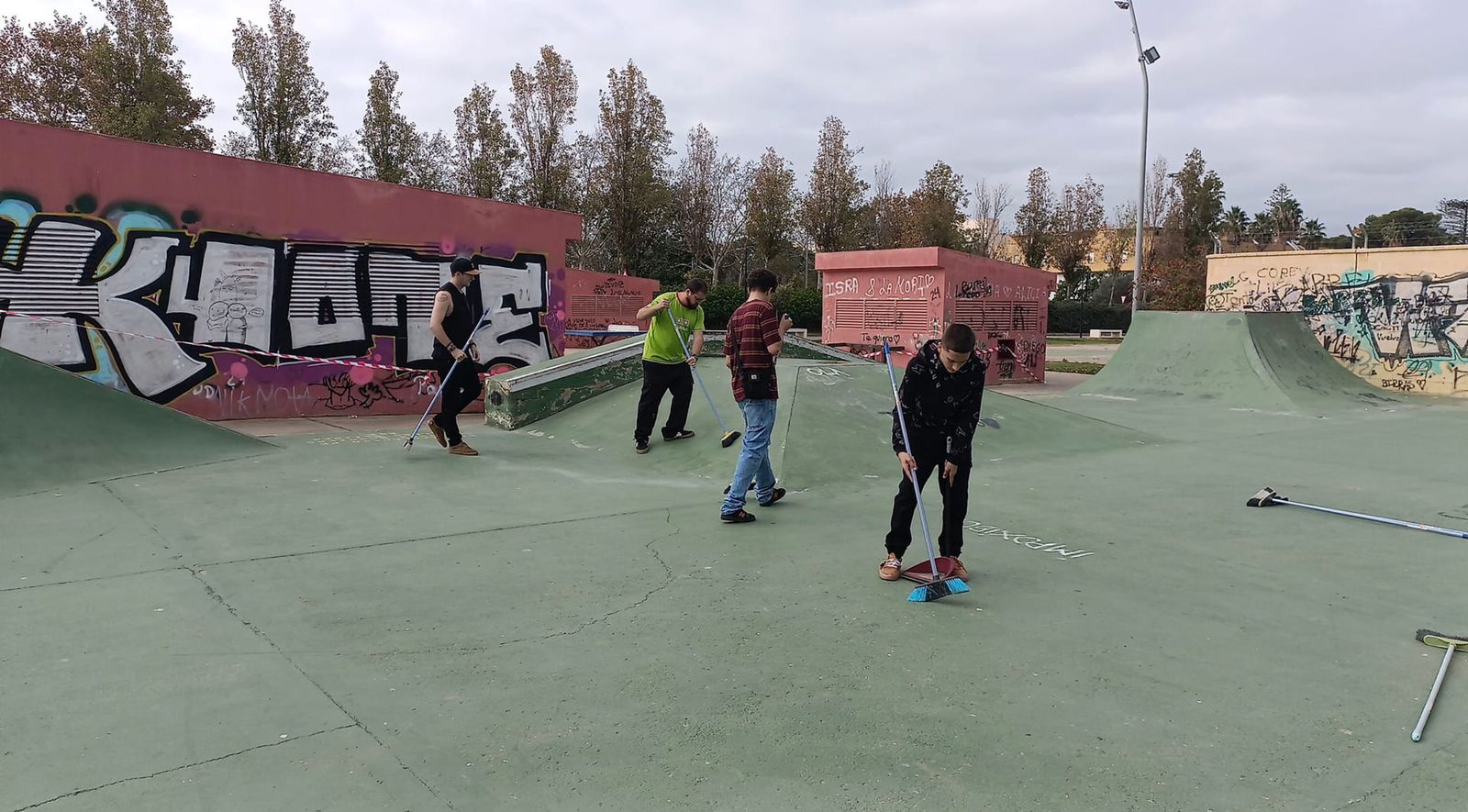 Un grupo de jovenes patinadores en plena faena