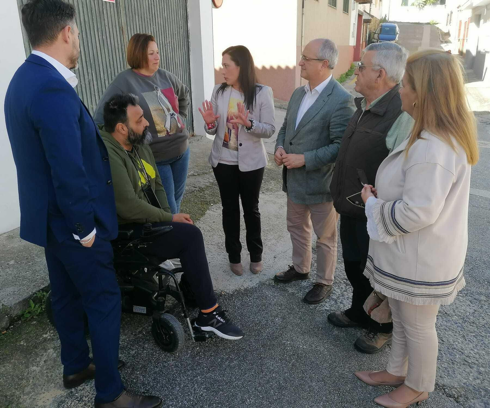 Arrabal, Fernández , Silva, Jarillo y Guerrero, con dos vecinos de la calle Hortensia