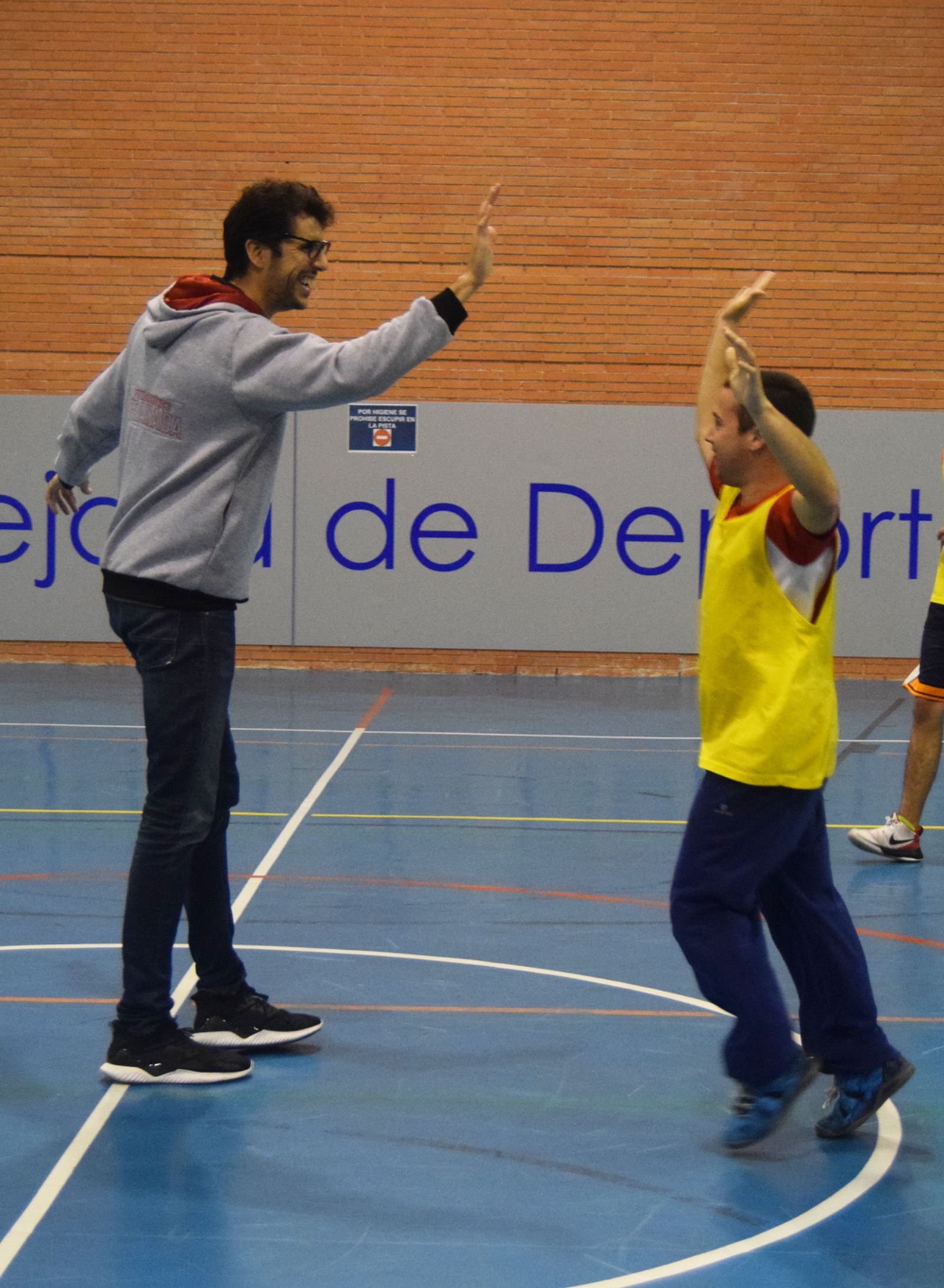 Sergio Olmos choca la mano con un jugador del Sierra Nevada Ability