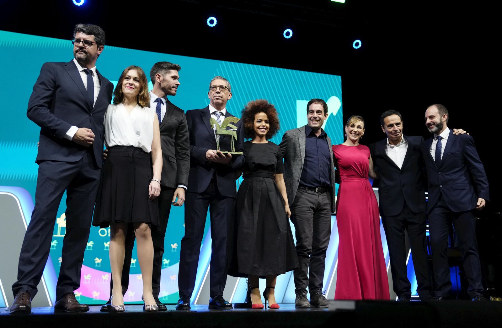 El equipo de Informativos de TVE con su reconocimiento por la cobertura de la guerra