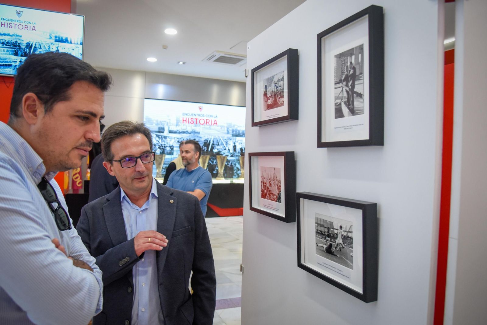 La exposición del 50º aniversario del cerramiento del estadio Ramón Sánchez-Pizjuán