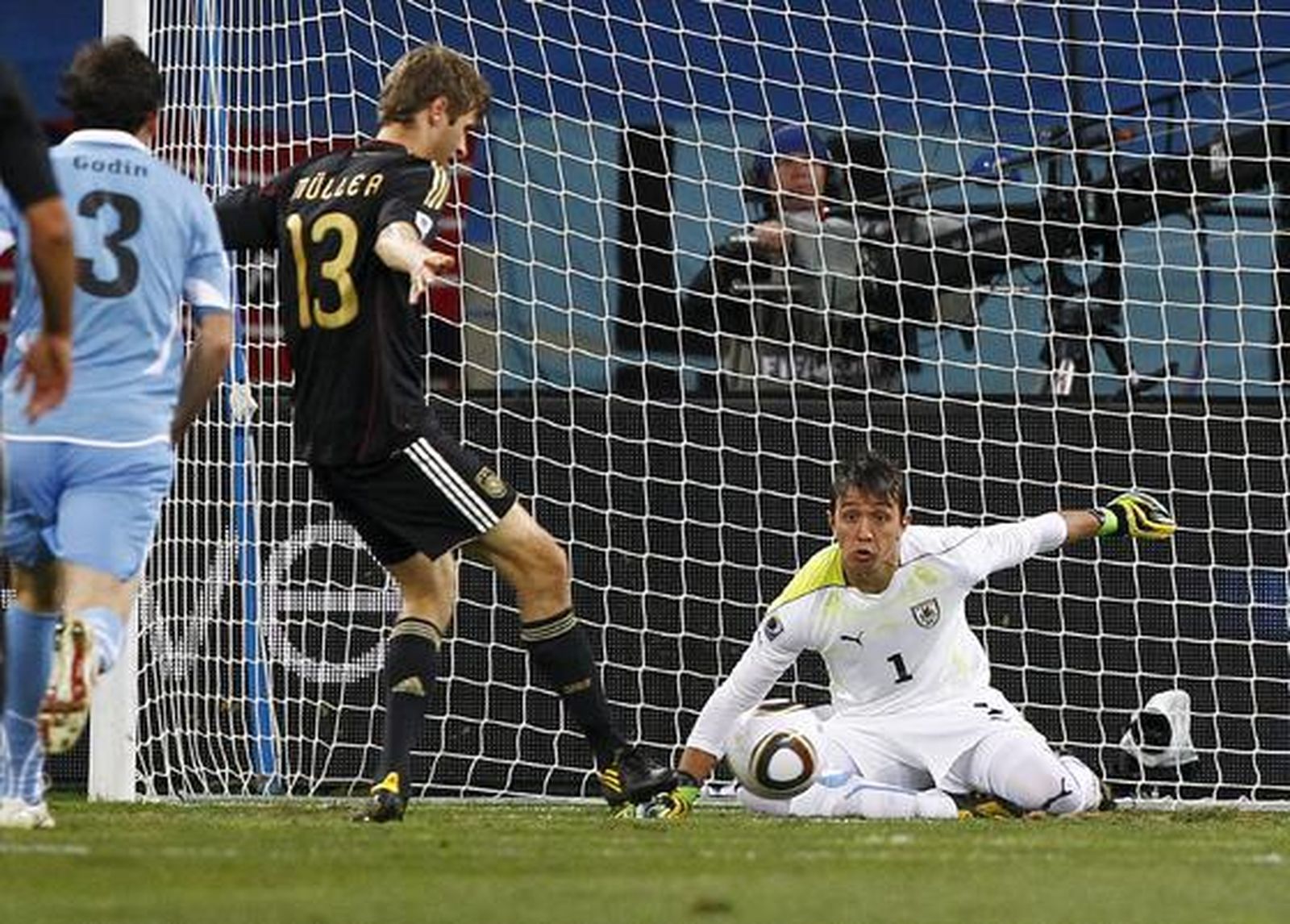 Müller empuja un mal rechace de Muslera para hacer el primero de Alemania. / EFE