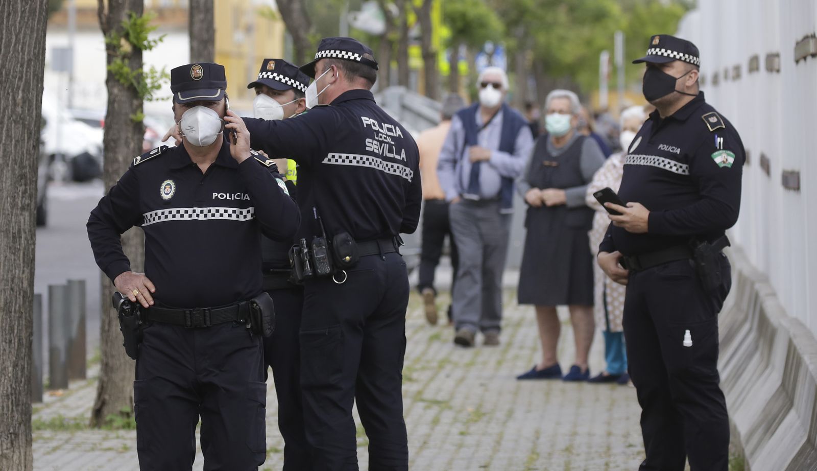 Policías locales de Sevilla, durante una intervención.
