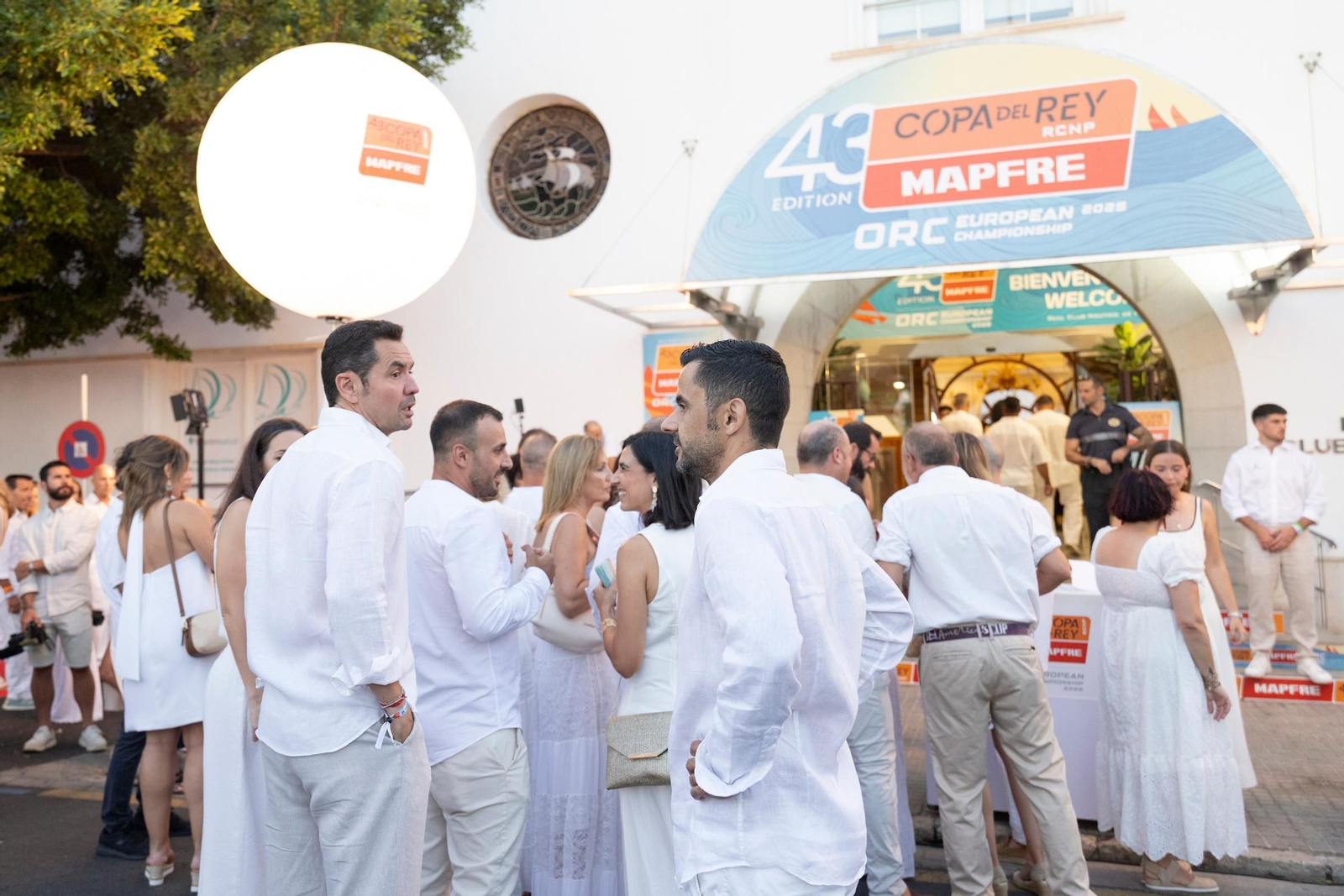 Búscate en el Cóctel de Blanco de la Copa del Rey Mapfre de vela