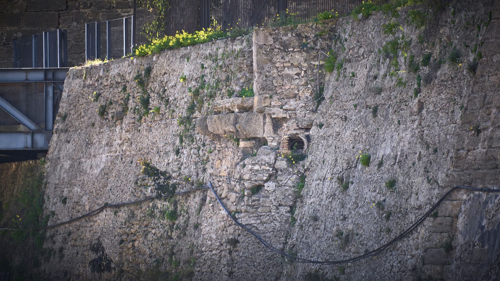 Zona de muralla junto a la estación de tren de  Adif.