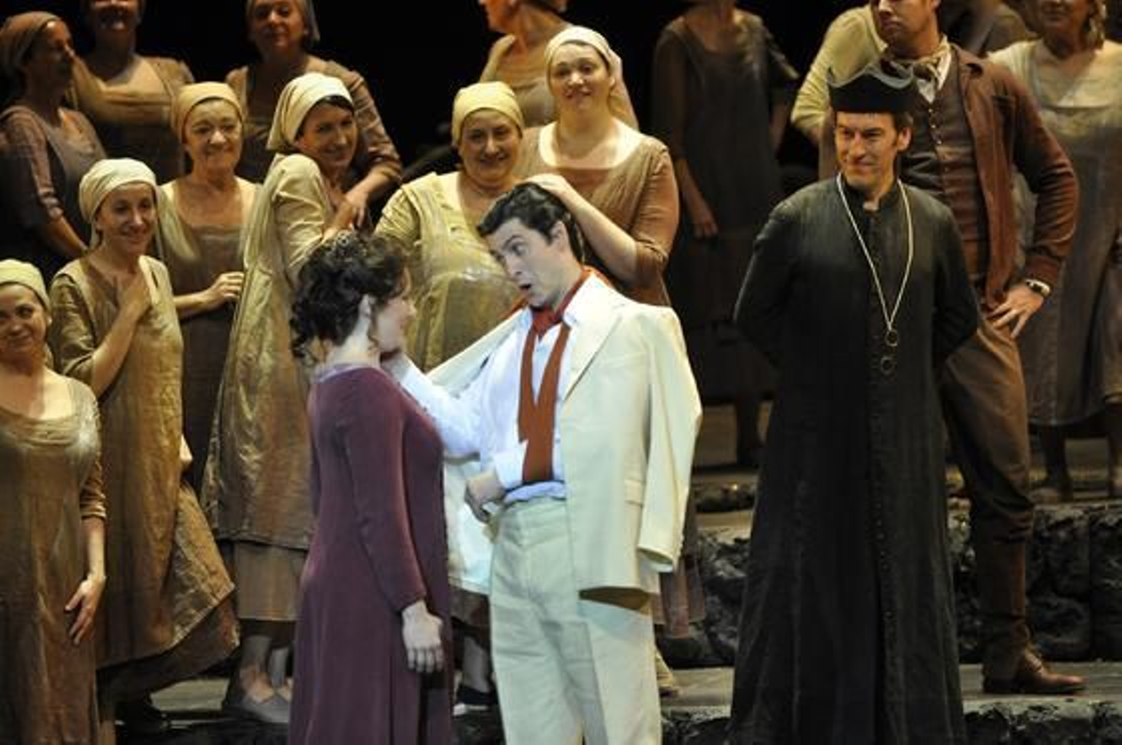 Imágenes del ensayo general de 'El gato montés' en el Teatro de la Maestranza. / Manuel Gómez