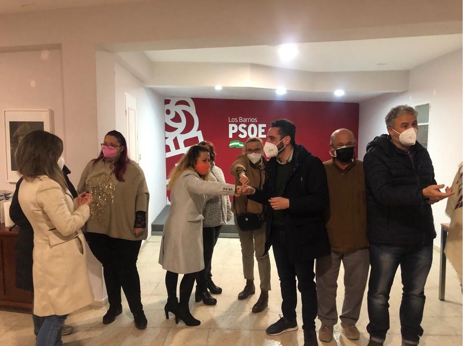 Daniel Perea saluda a sus compañeros tras ser reelegido.