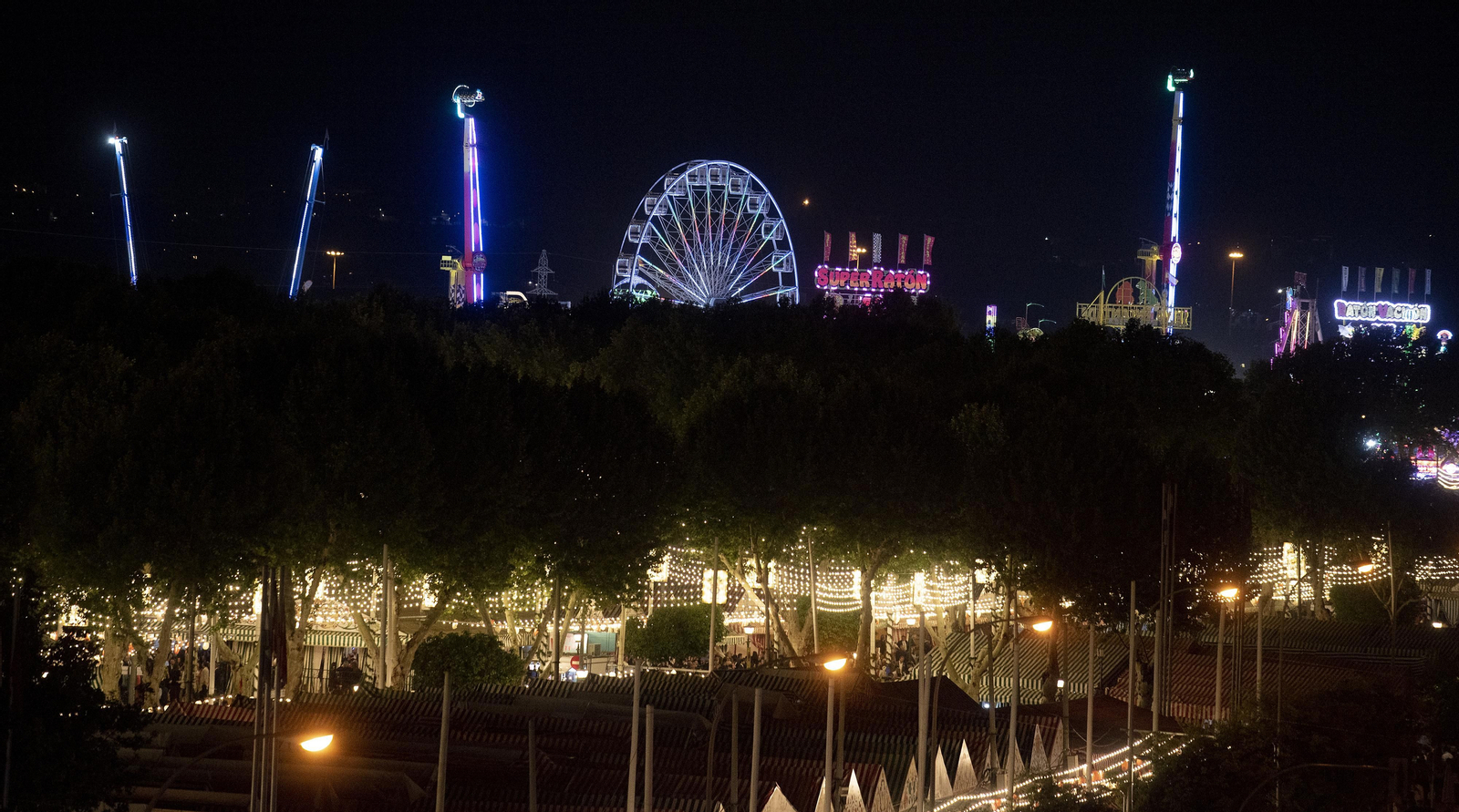 El encendido del Alumbrado de la Feria de Abril de Sevilla 2023, en imágenes