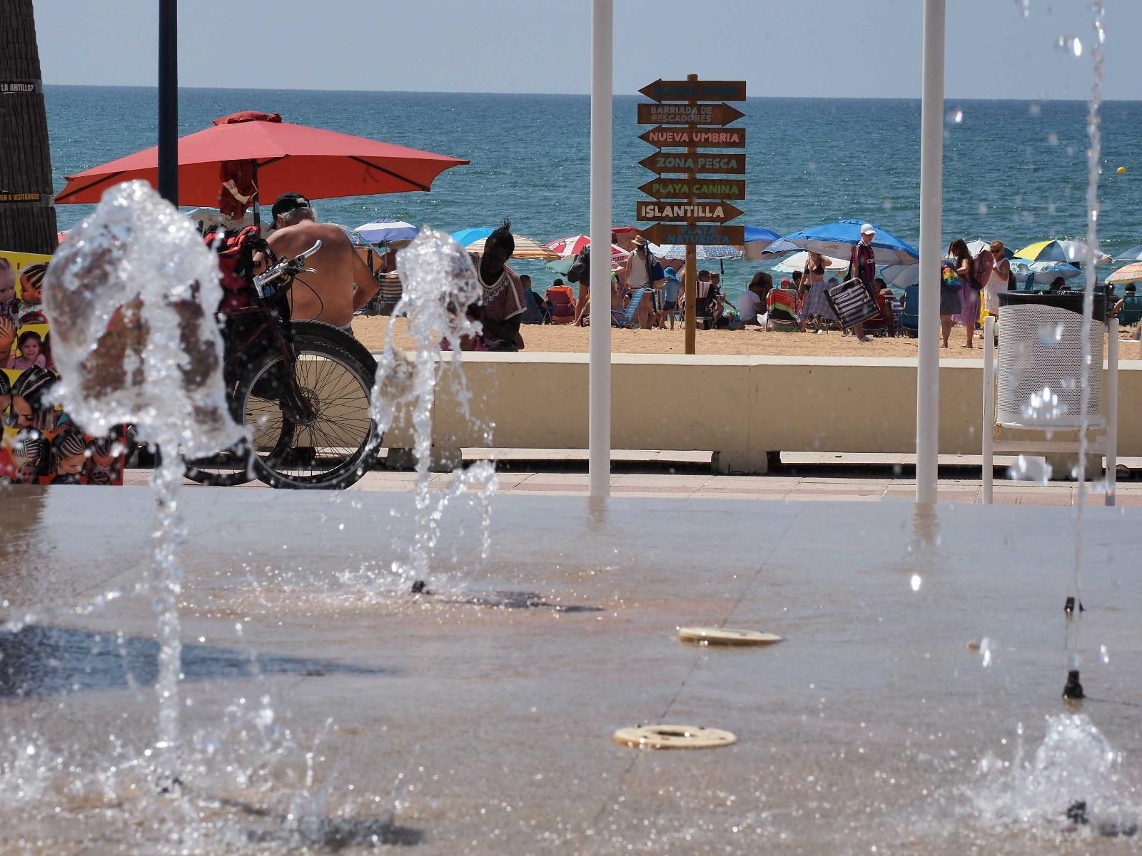 Ambiente de la playa de La Antilla a rebosar en un caluroso día