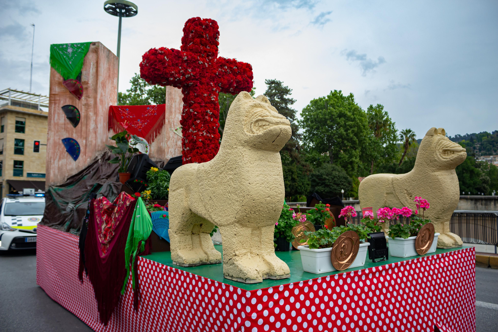 Imagen de la cruz itinerante que recorrió las calles del centro de Granada en 2021