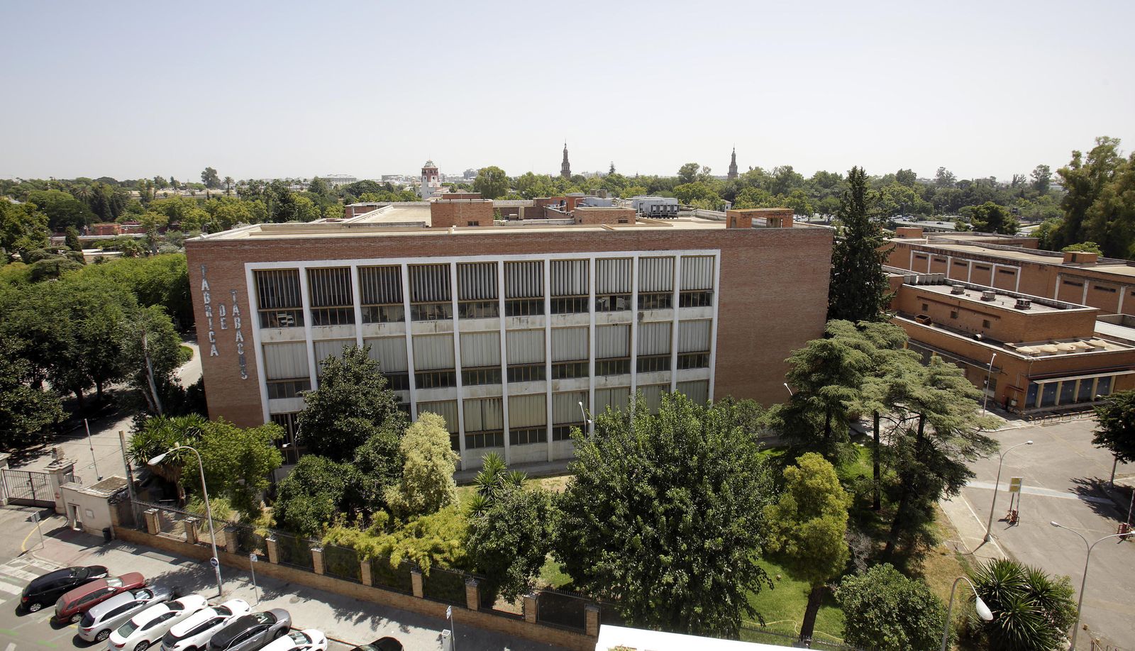 Edificios de la antigua fábrica de Altadis, en Los Remedios.