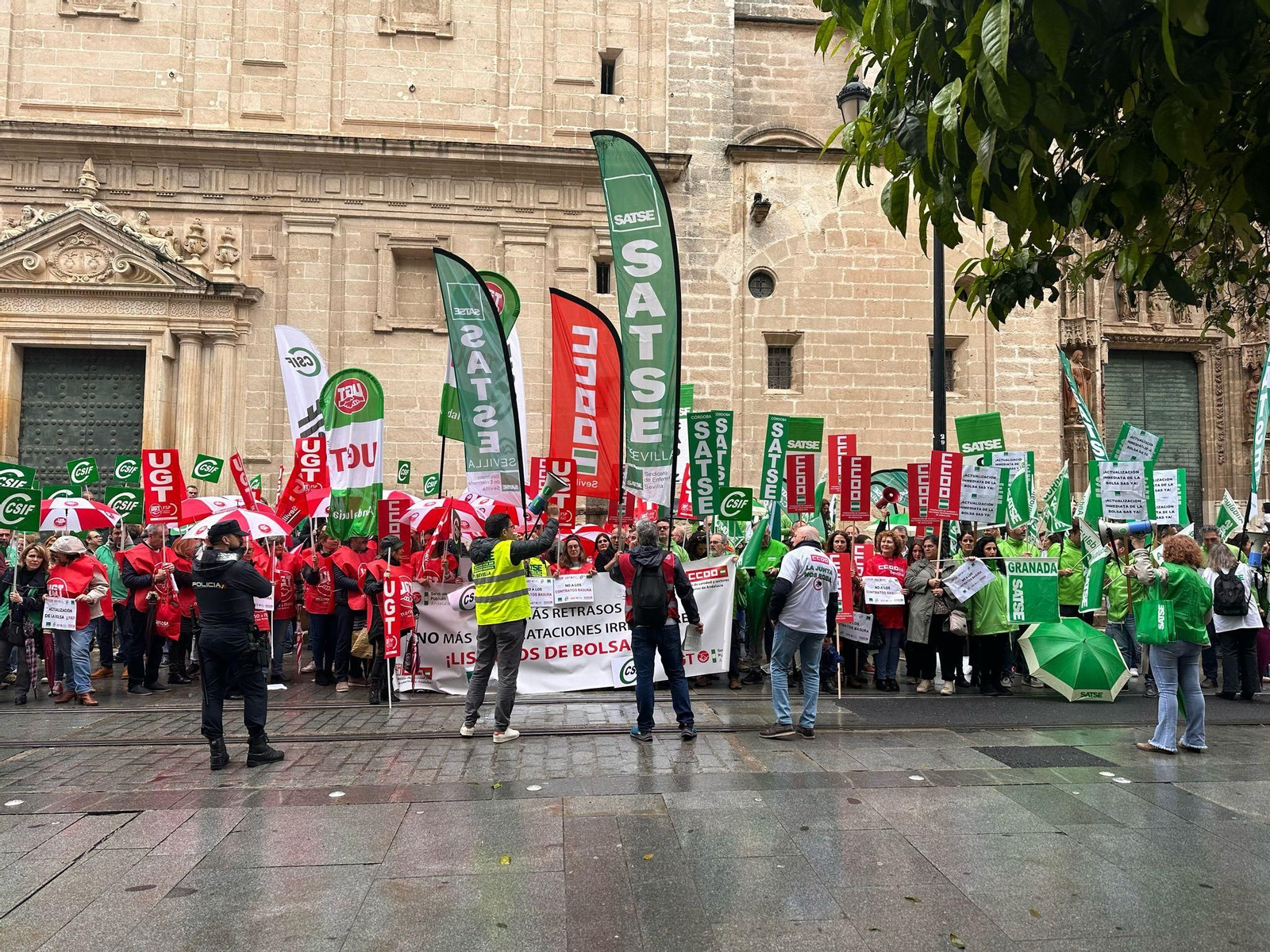 Protavoces de SATSE, CSIF, CCOO y UGT durante una protesta ante la sede central del SAS en Sevilla.