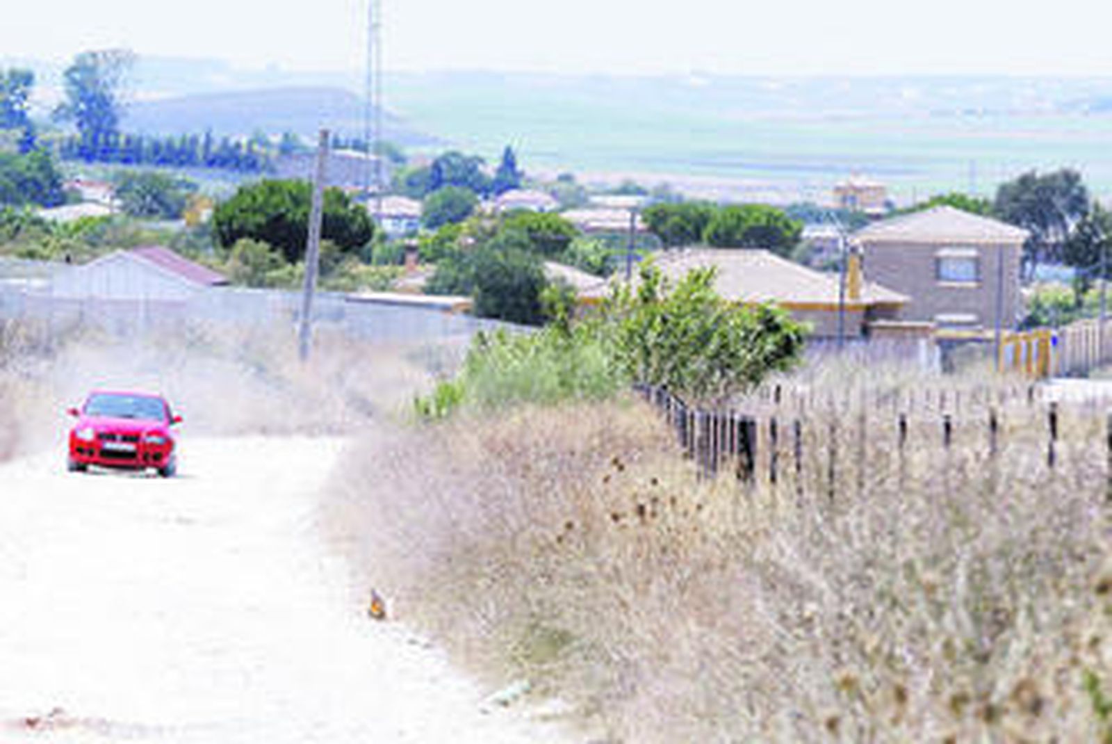 Viviendas ilegales junto a la carretera de Sanlúcar, en El Puerto: por allí buscaban clientes de papeles falsos.