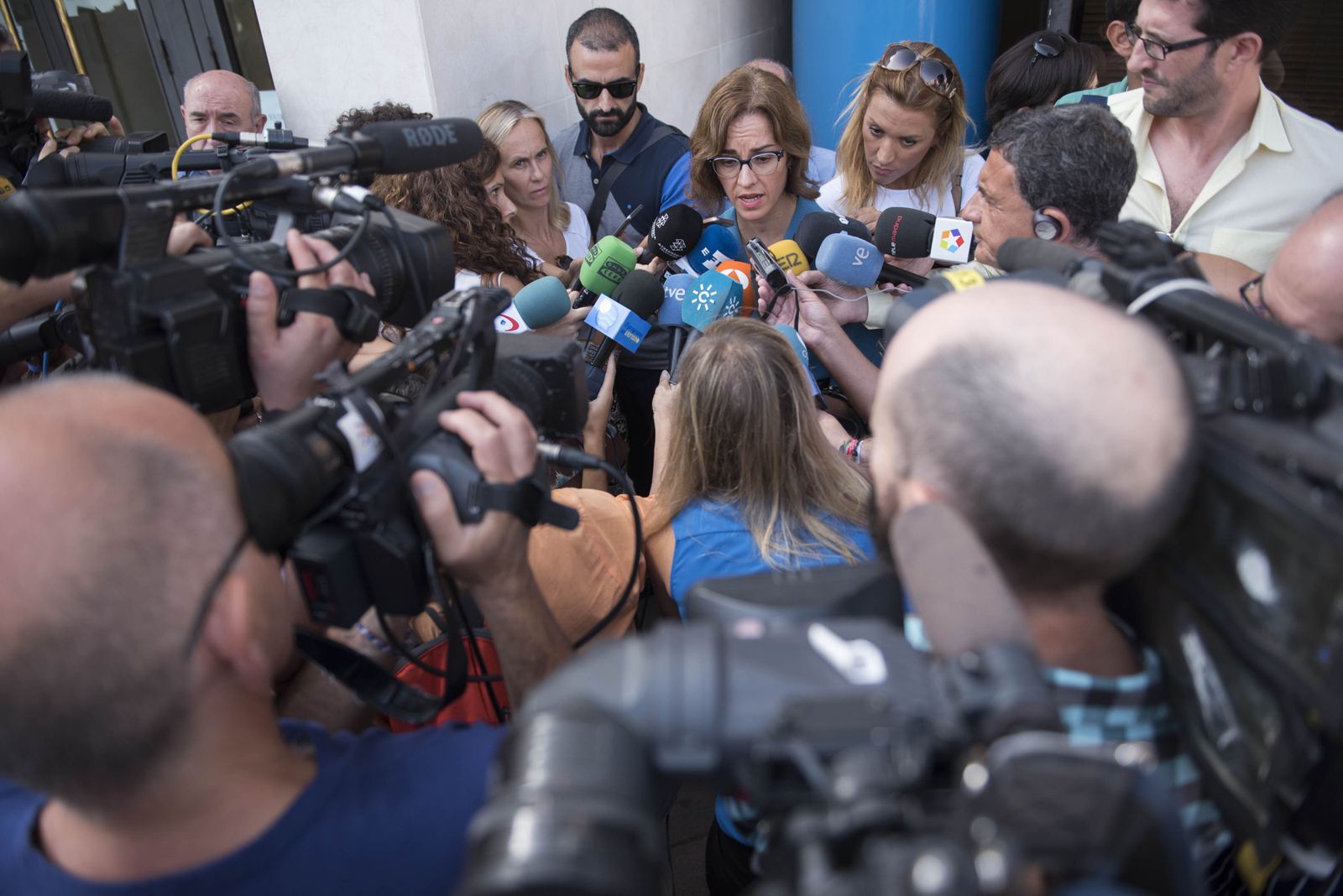 Decenas de medios de comunicación esperaban ayer en la puerta del Juzgado una posible aparición de Juana Rivas.