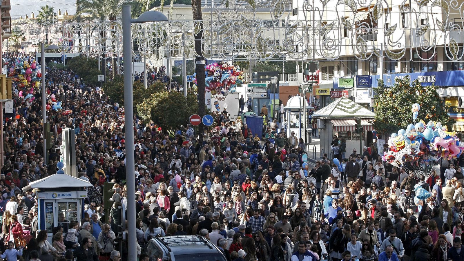 La avenida Blas Infante de Algeciras, llena de gente en uno de los recientes arrastres de latas.