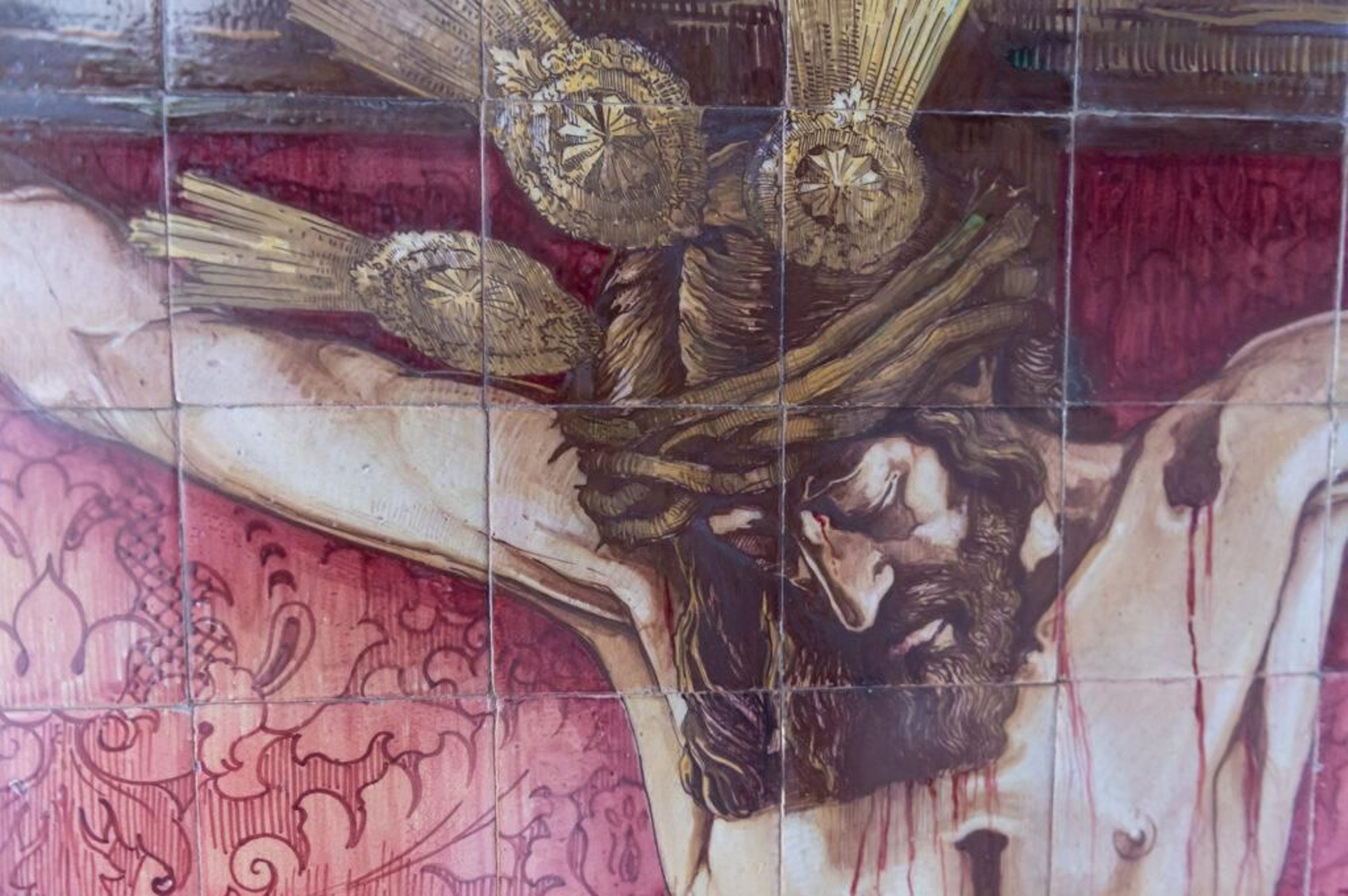 Finaliza la restauración del monumental azulejo del Cristo del Amor.