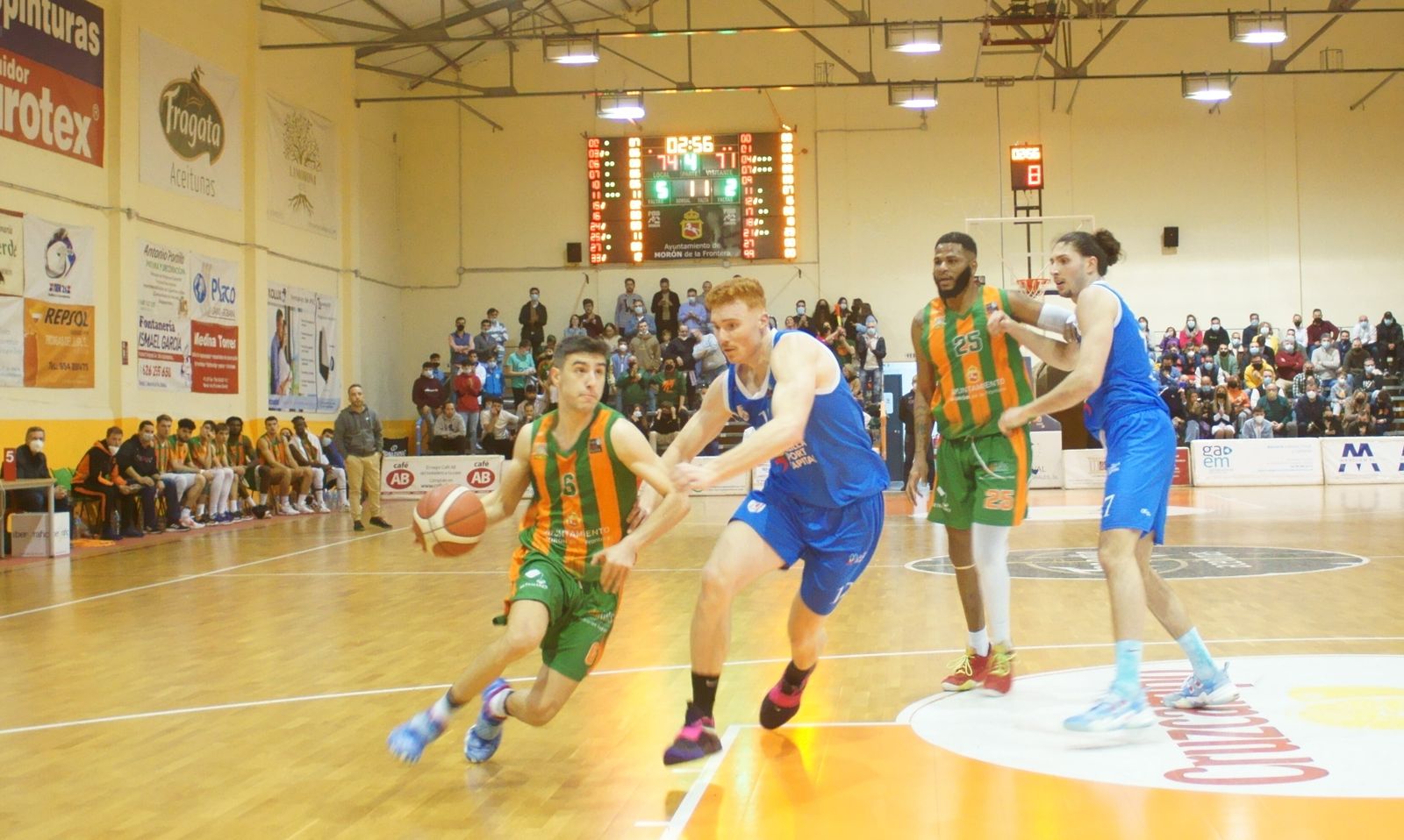 Pablo Marín entra a canasta en el último cuarto.