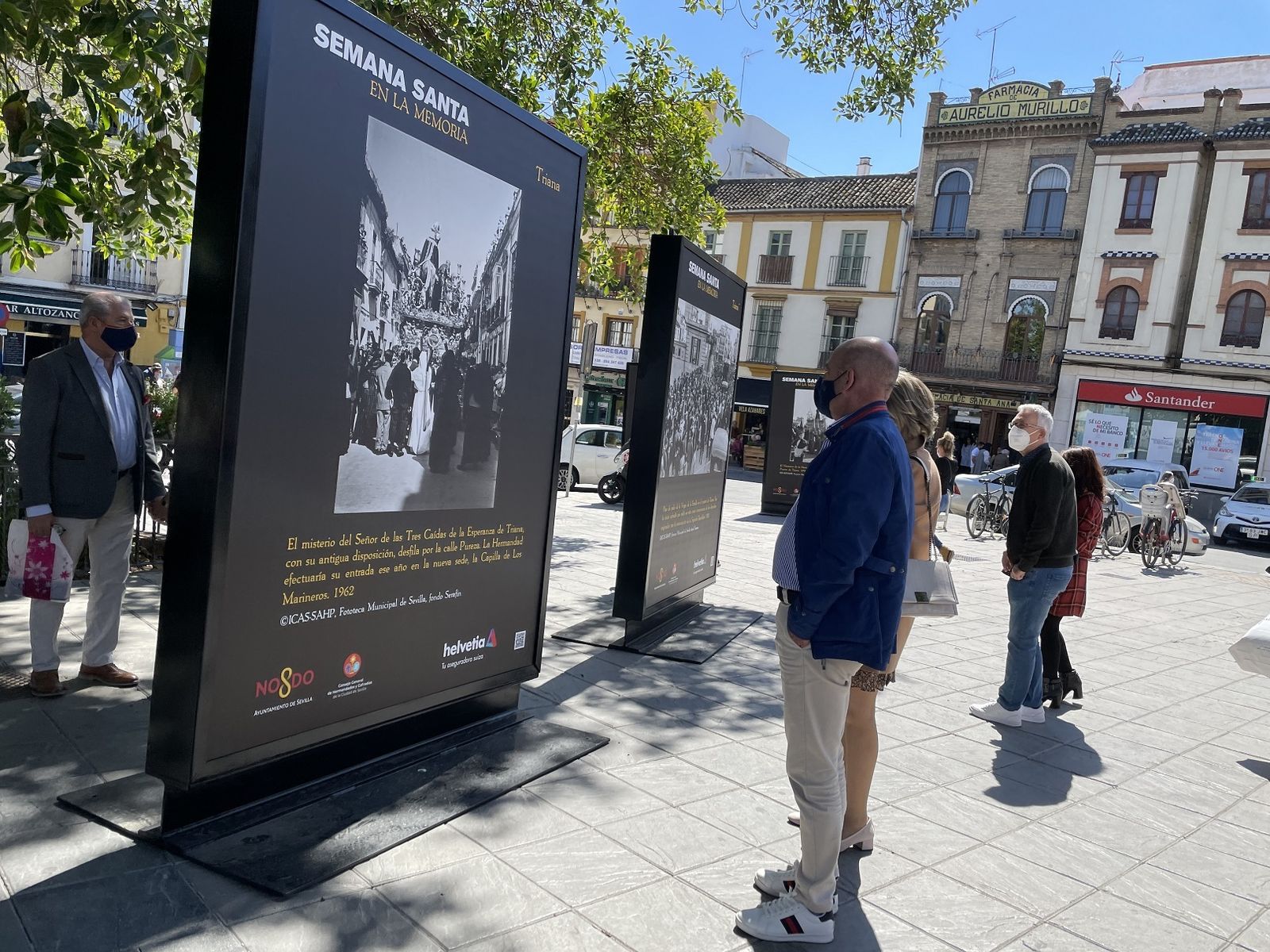 Uno de los mupis en la Plaza del Altozano.