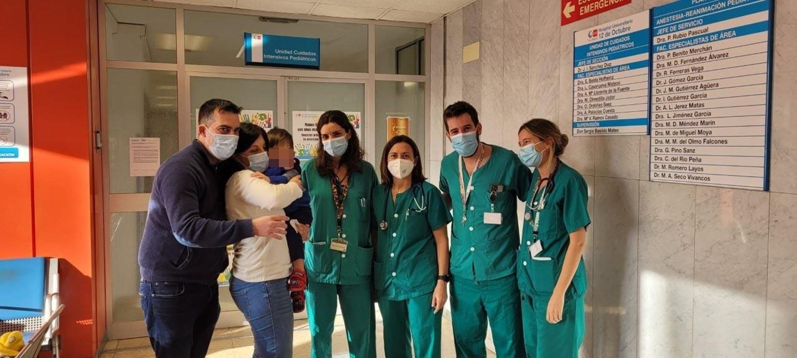 Los padres con Pablo y sanitarios del Hospital Doce de Octubre tras recibir el alta.