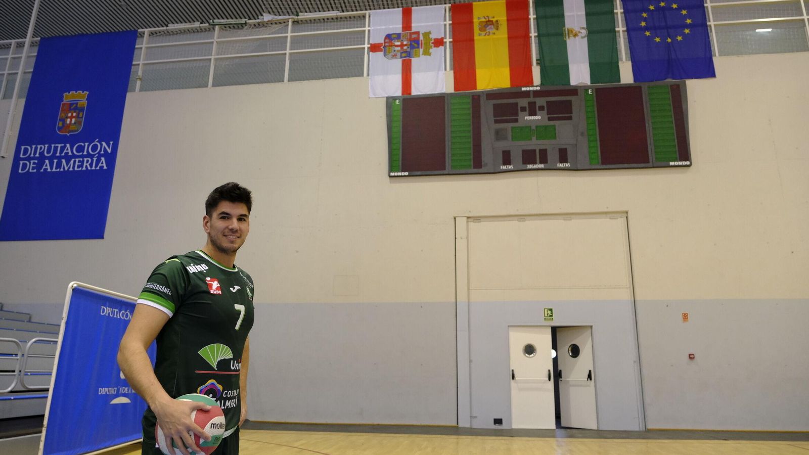 Banderas de Almería, España, Andalucía y Europa, las que Unicaja Almería representa con honor.